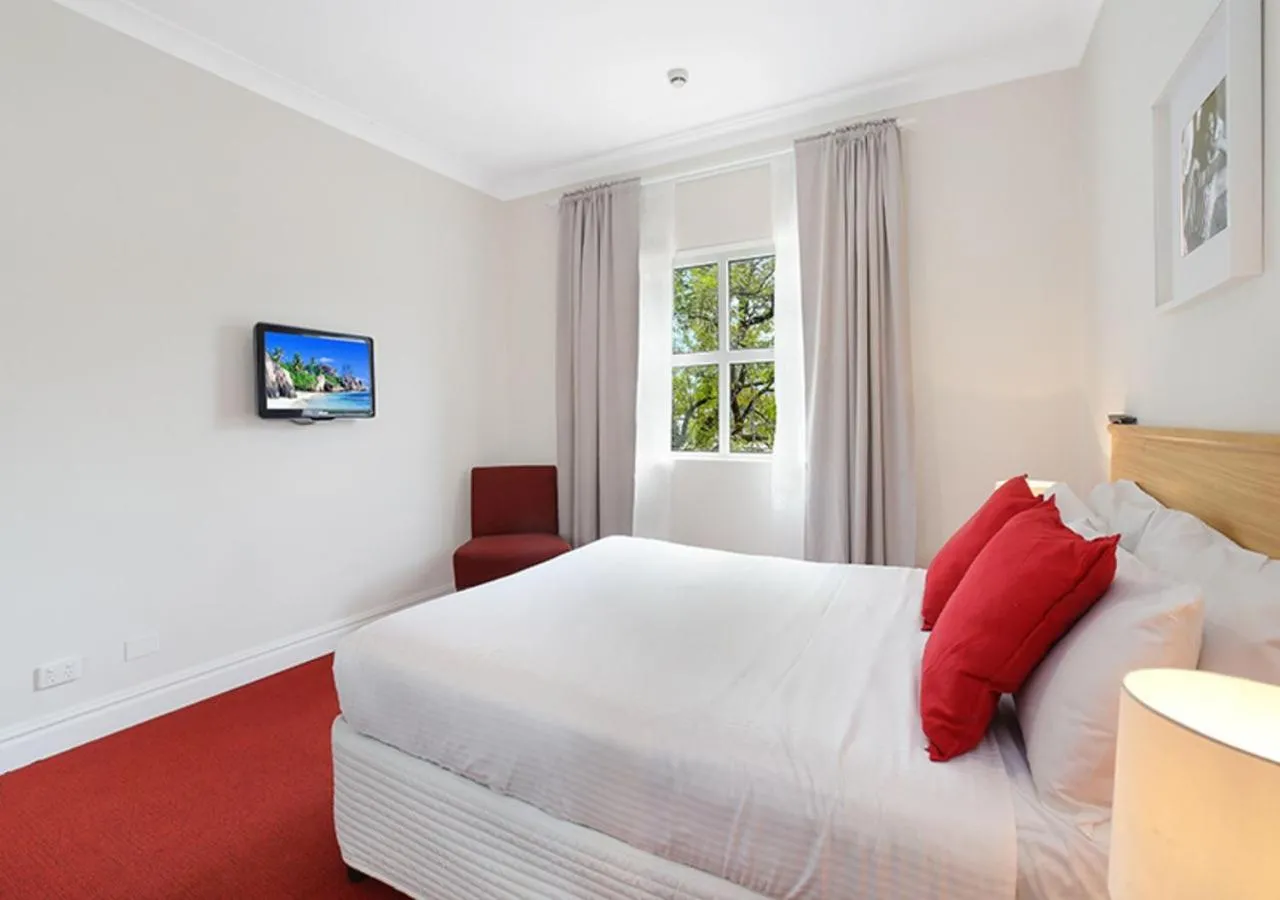 Bedroom, Bed in Sydney Airport Suites