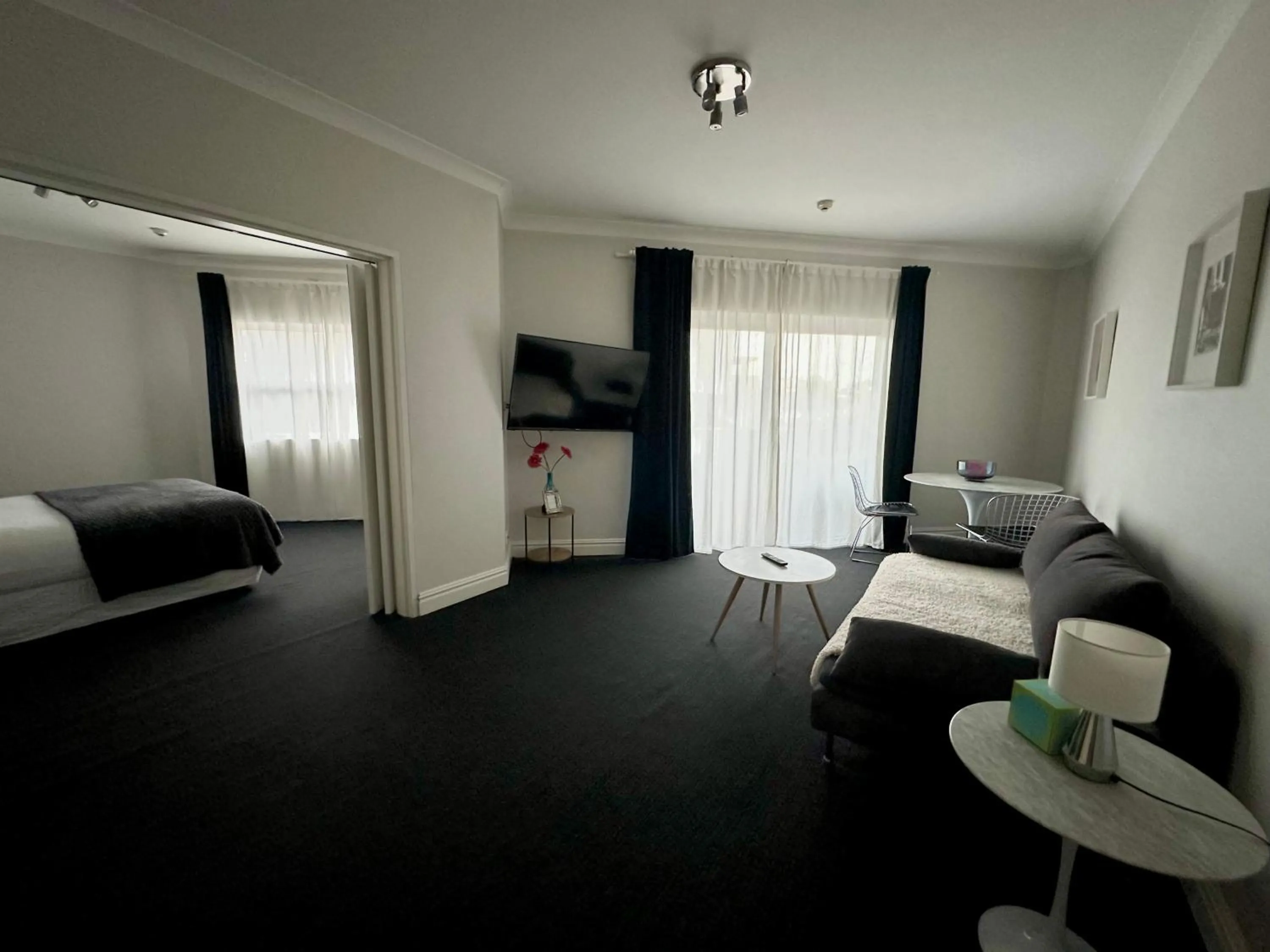 Photo of the whole room, Bed in Sydney Airport Suites