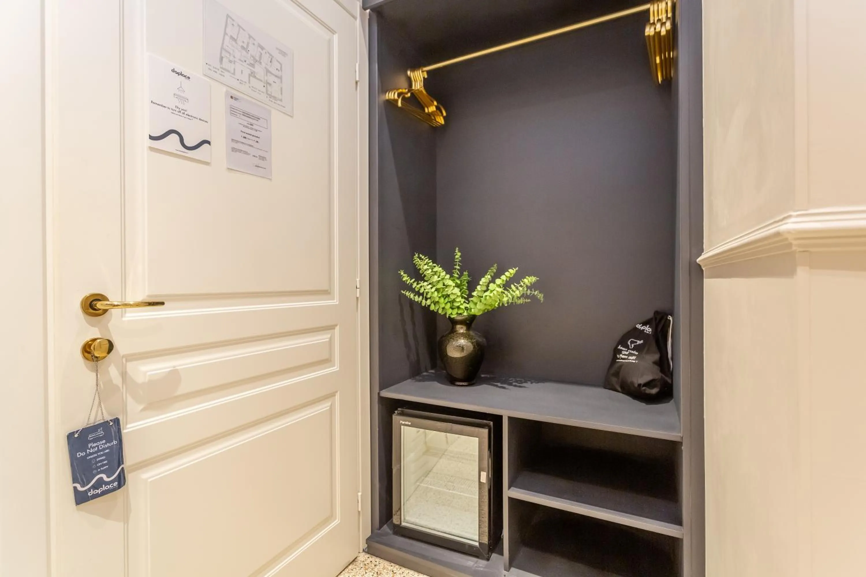 wardrobe in Daplace - La Mongolfiera Rooms in Navona