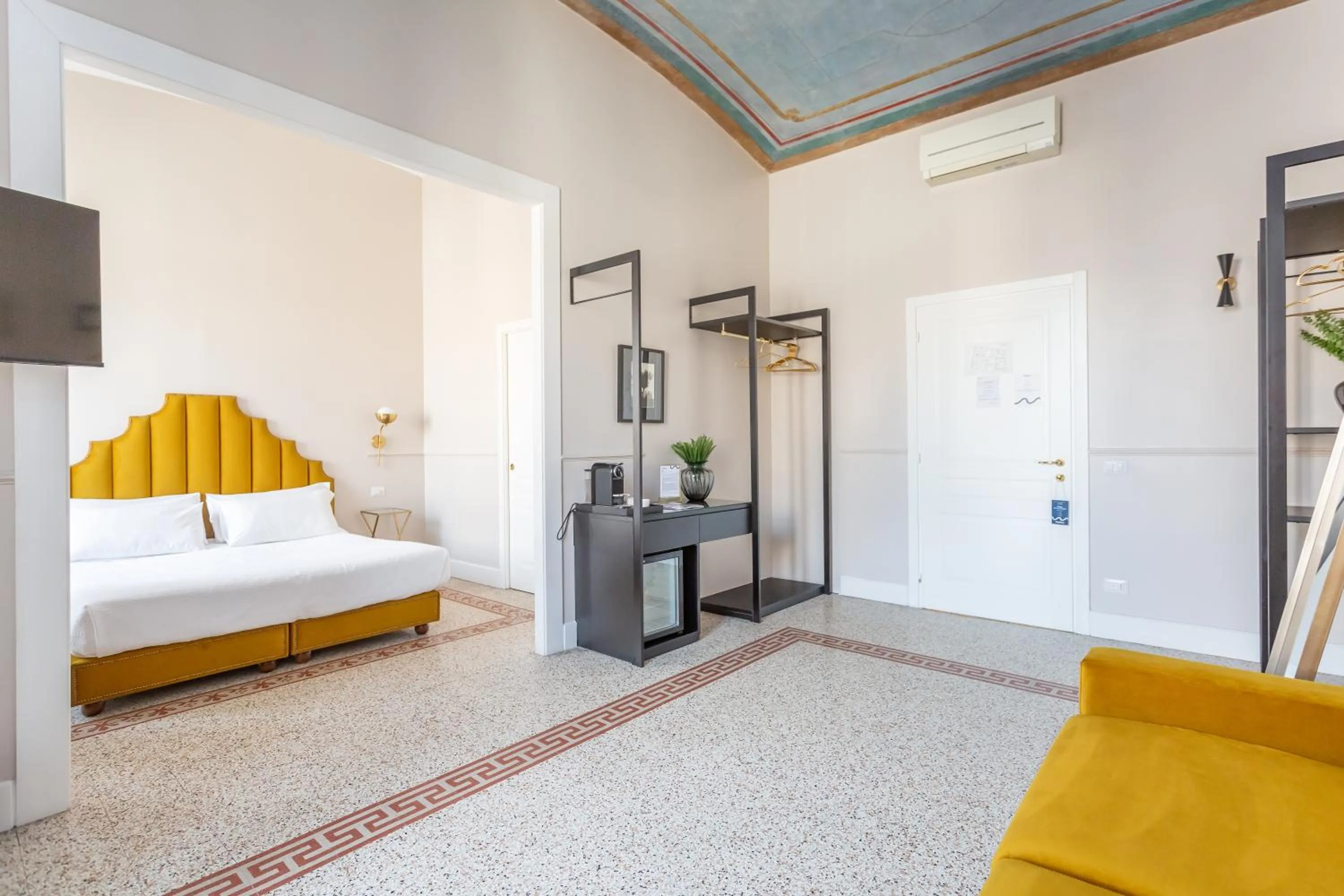 Living room, Bed in Daplace - La Mongolfiera Rooms in Navona