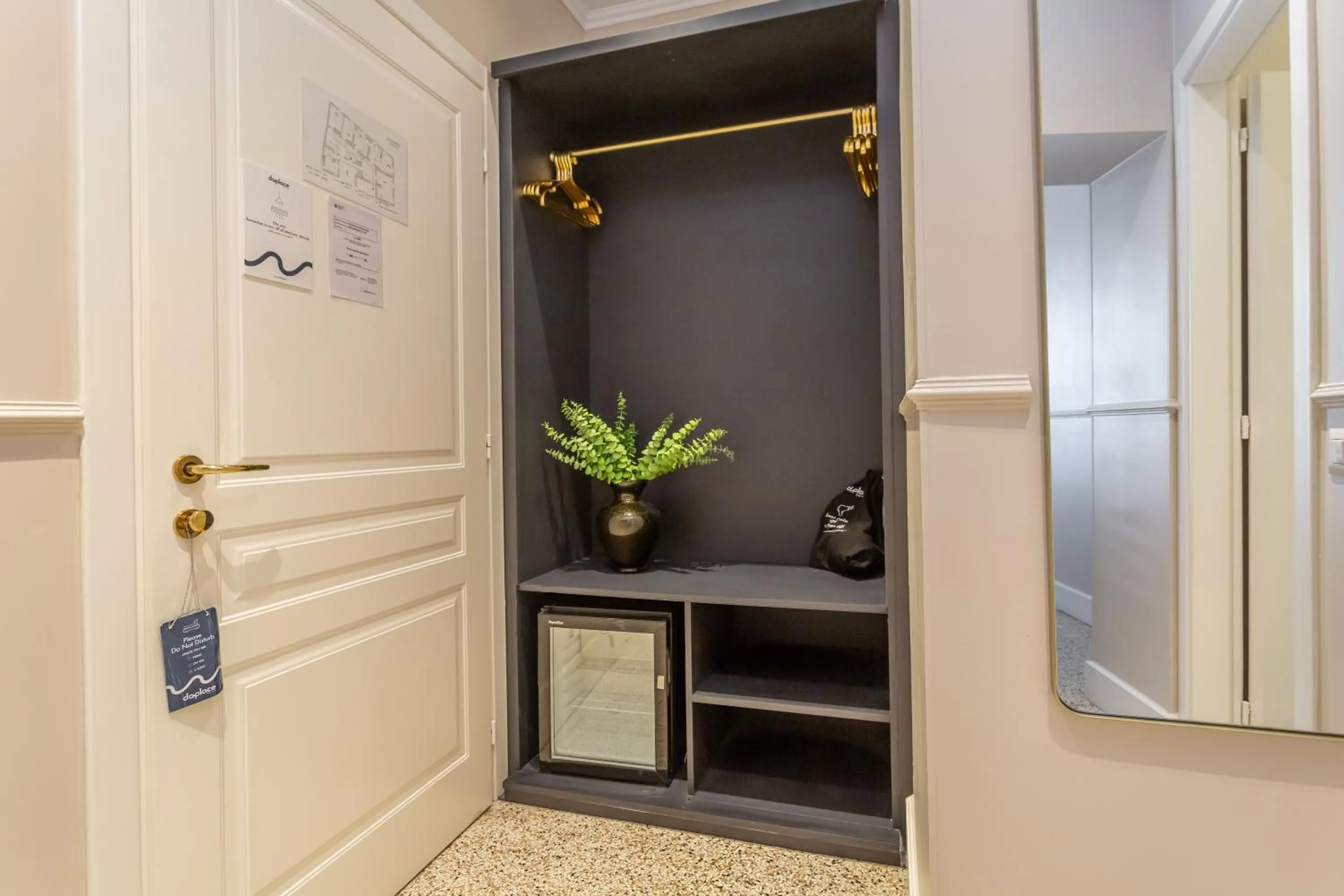 wardrobe in Daplace - La Mongolfiera Rooms in Navona