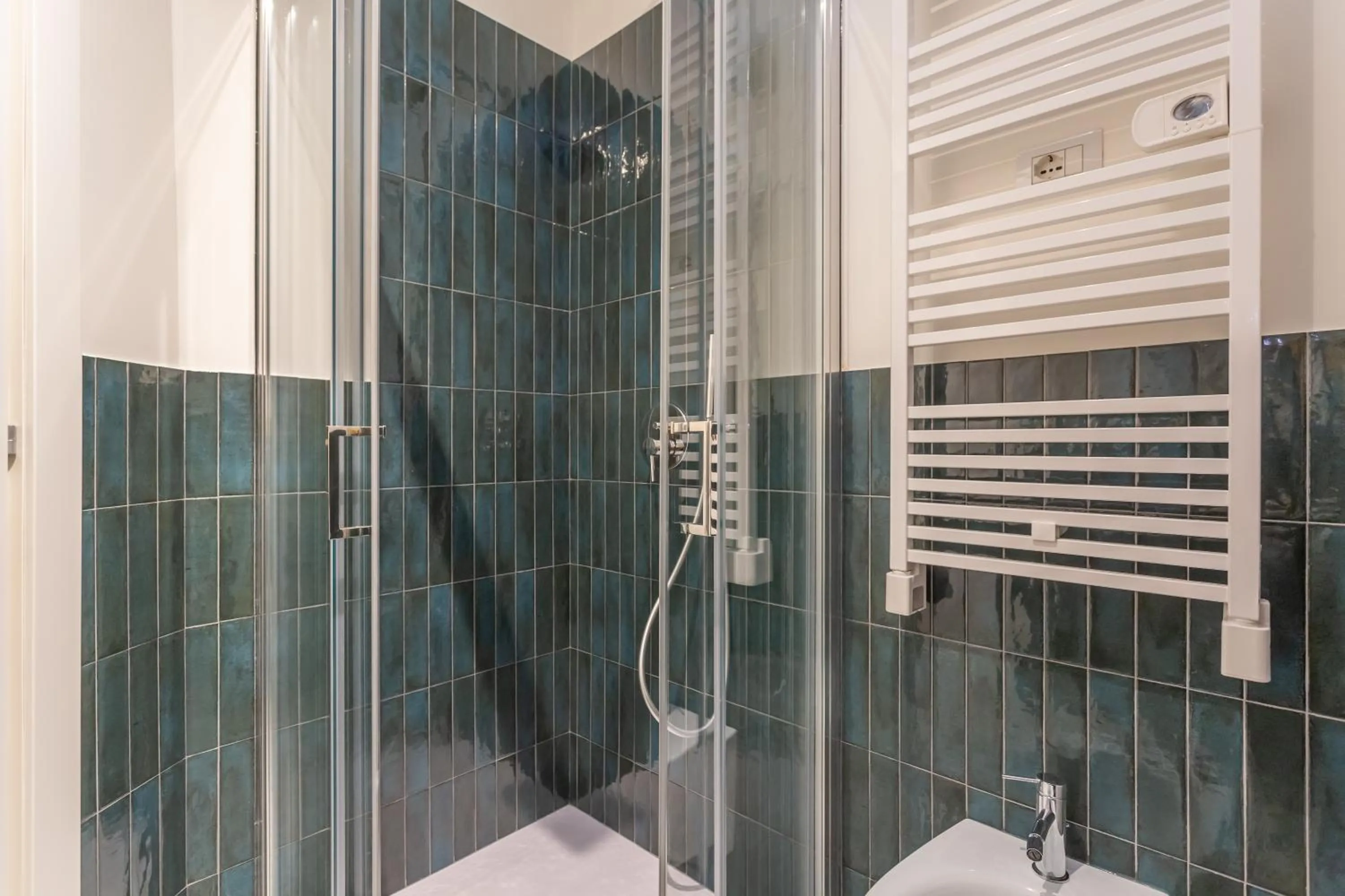 Shower in Daplace - La Mongolfiera Rooms in Navona