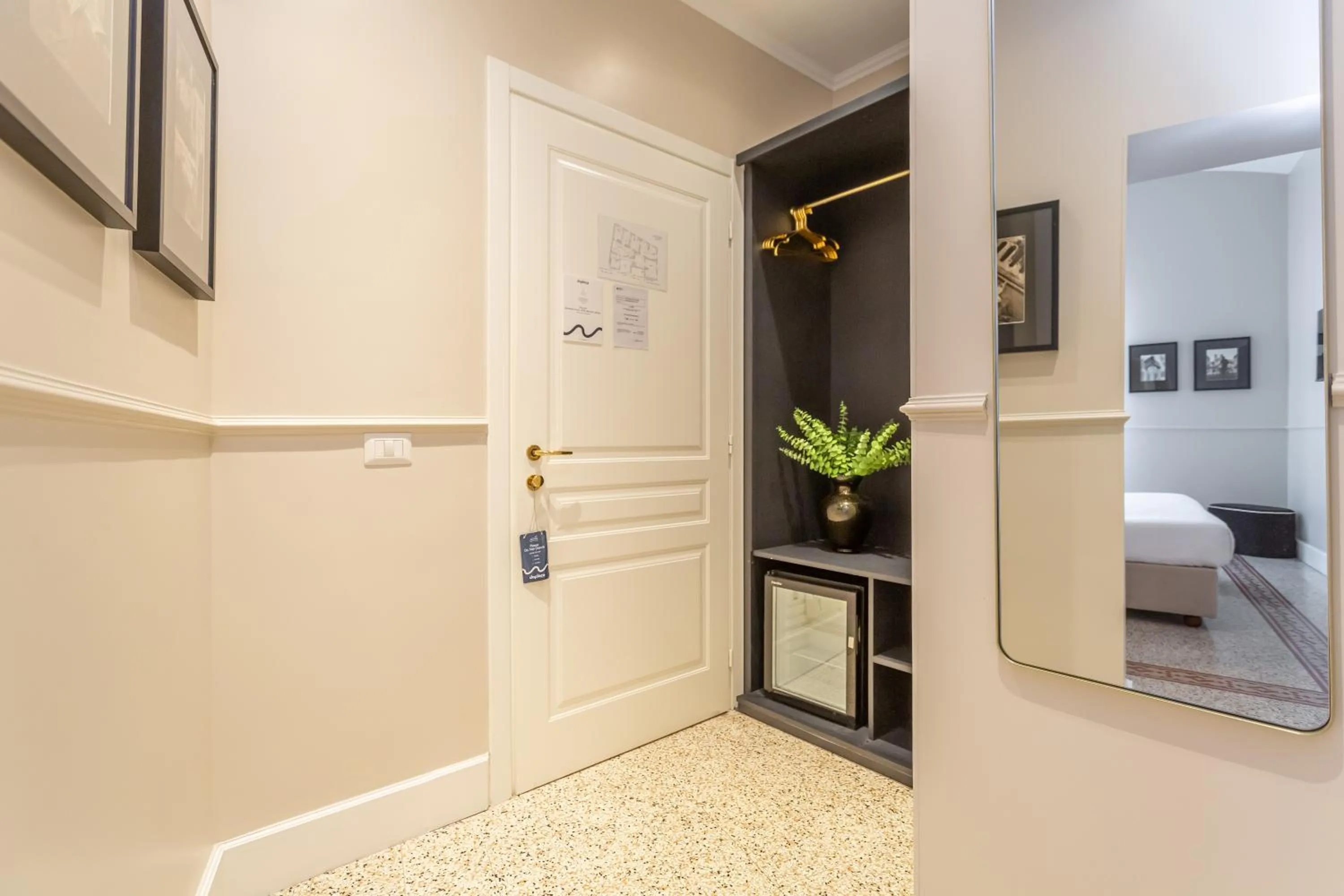 wardrobe, Bed in Daplace - La Mongolfiera Rooms in Navona