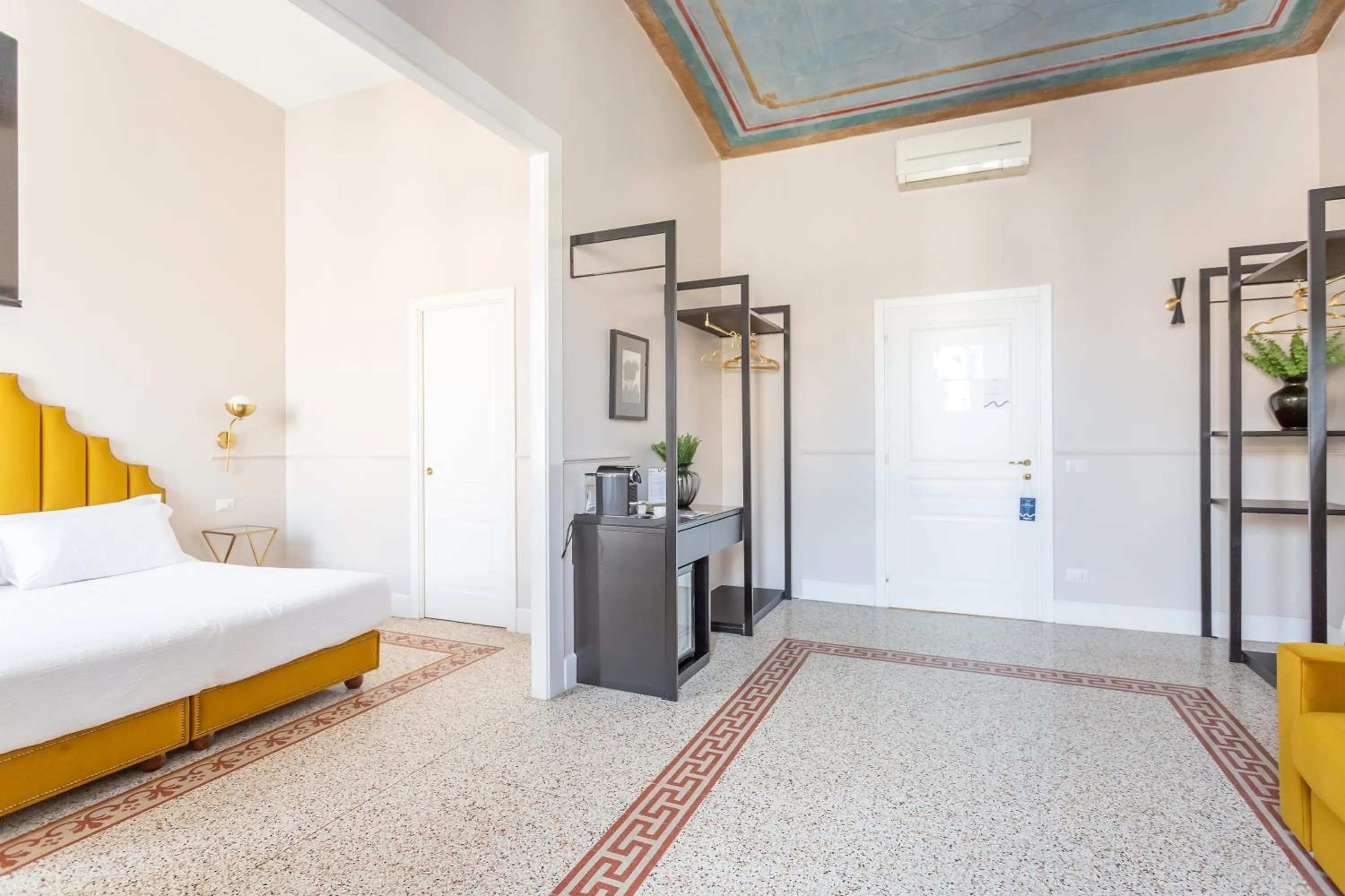 Photo of the whole room, Bed in Daplace - La Mongolfiera Rooms in Navona