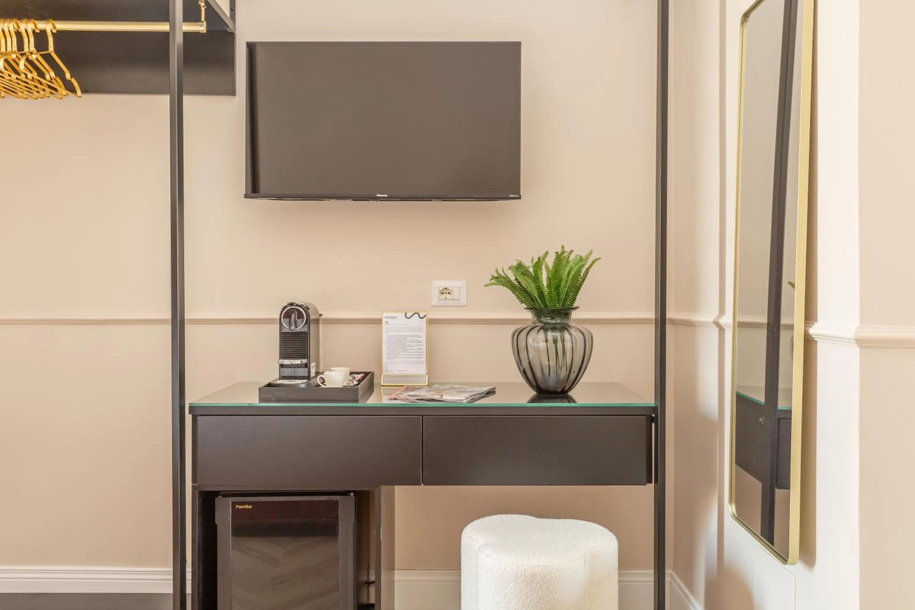 TV and multimedia in Daplace - La Mongolfiera Rooms in Navona