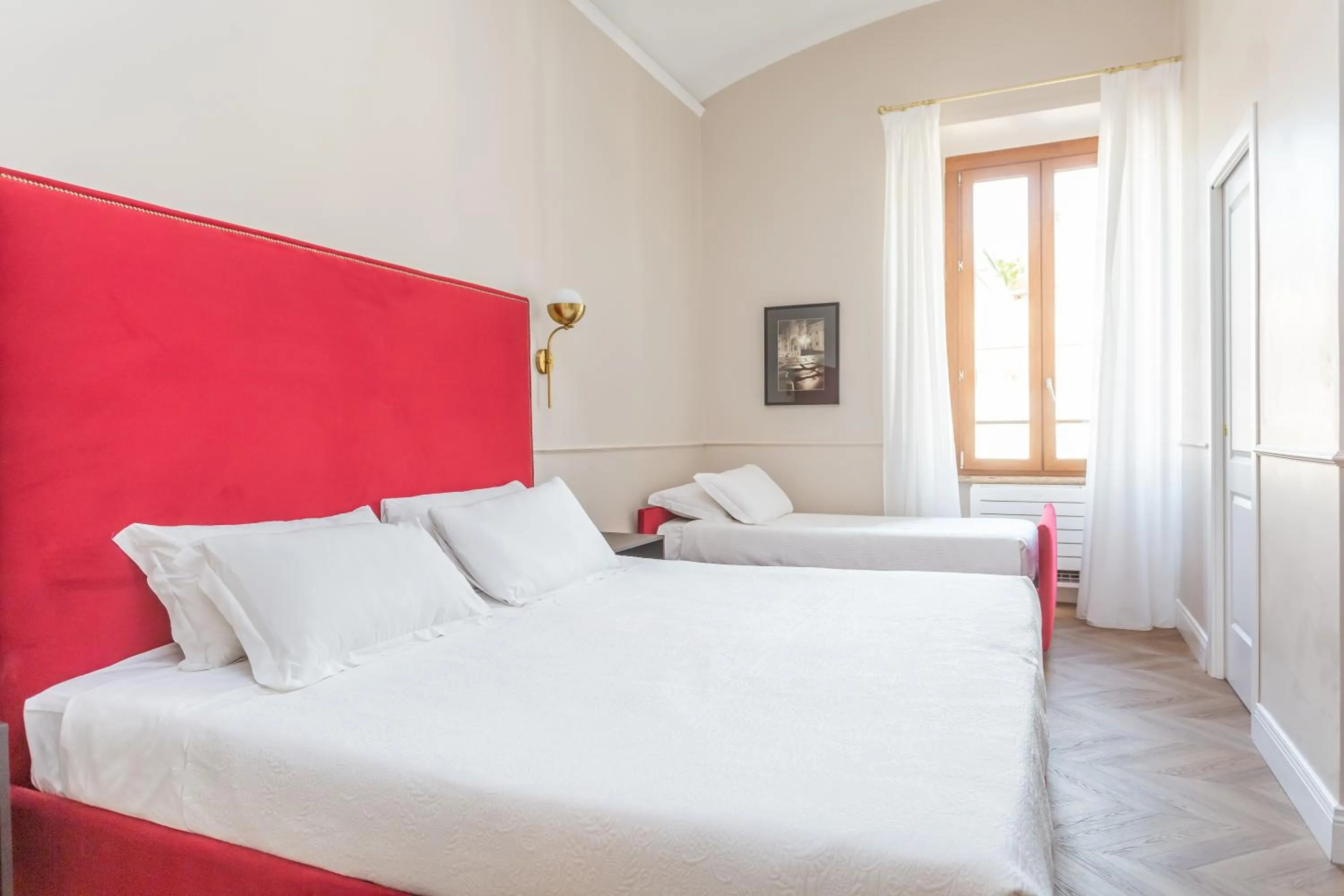 Photo of the whole room, Bed in Daplace - La Mongolfiera Rooms in Navona