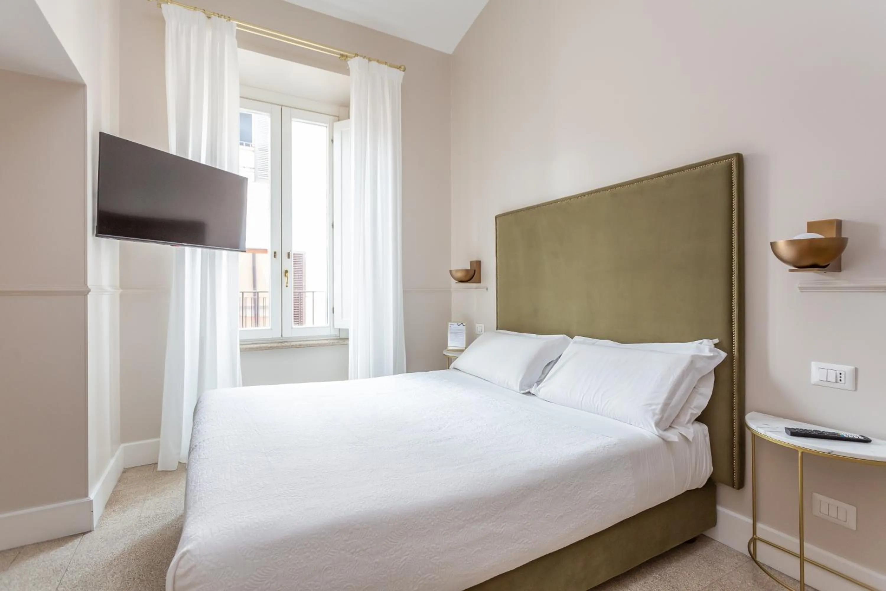 Photo of the whole room, Bed in Daplace - La Mongolfiera Rooms in Navona