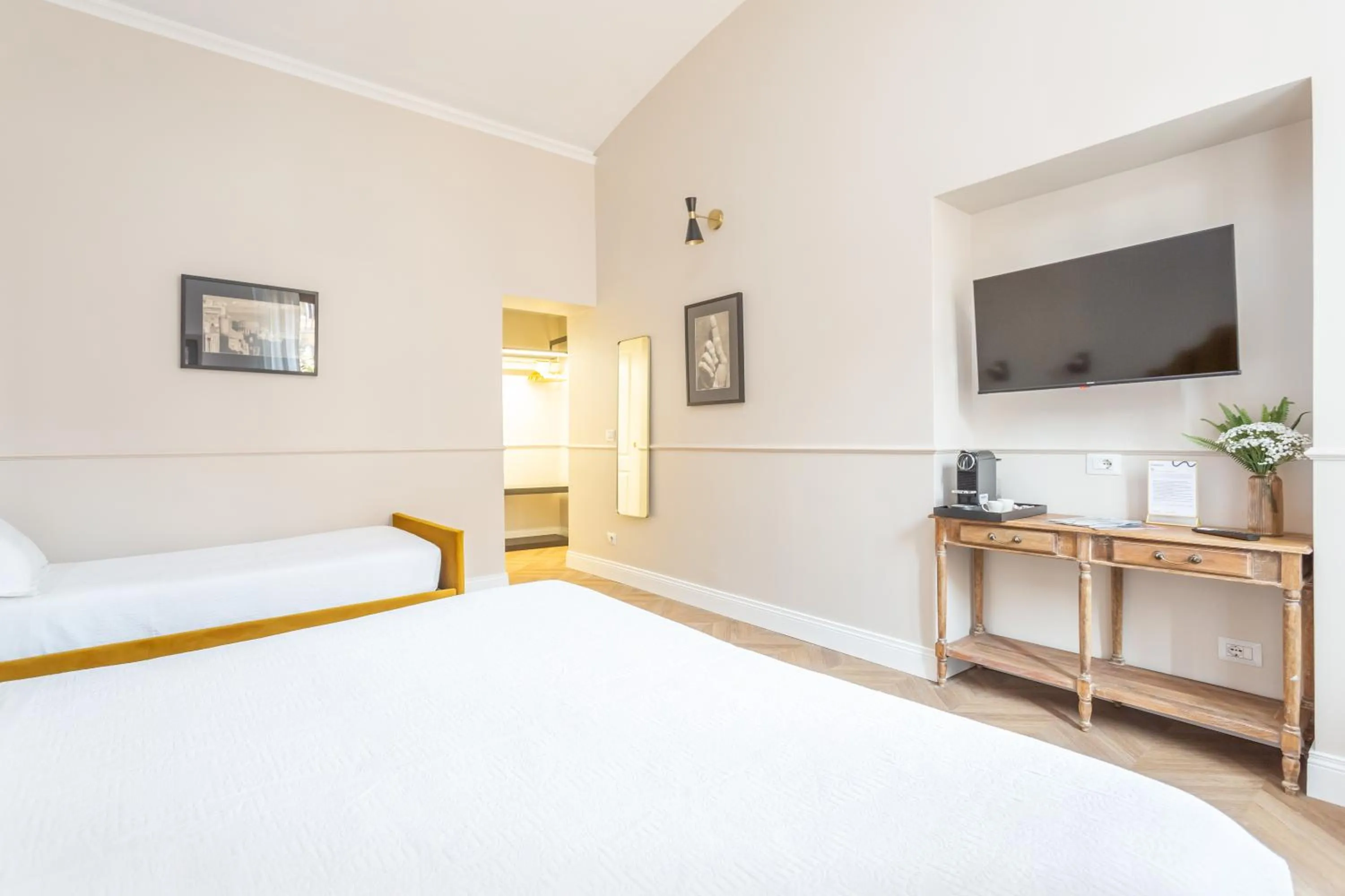 Photo of the whole room, Bed in Daplace - La Mongolfiera Rooms in Navona