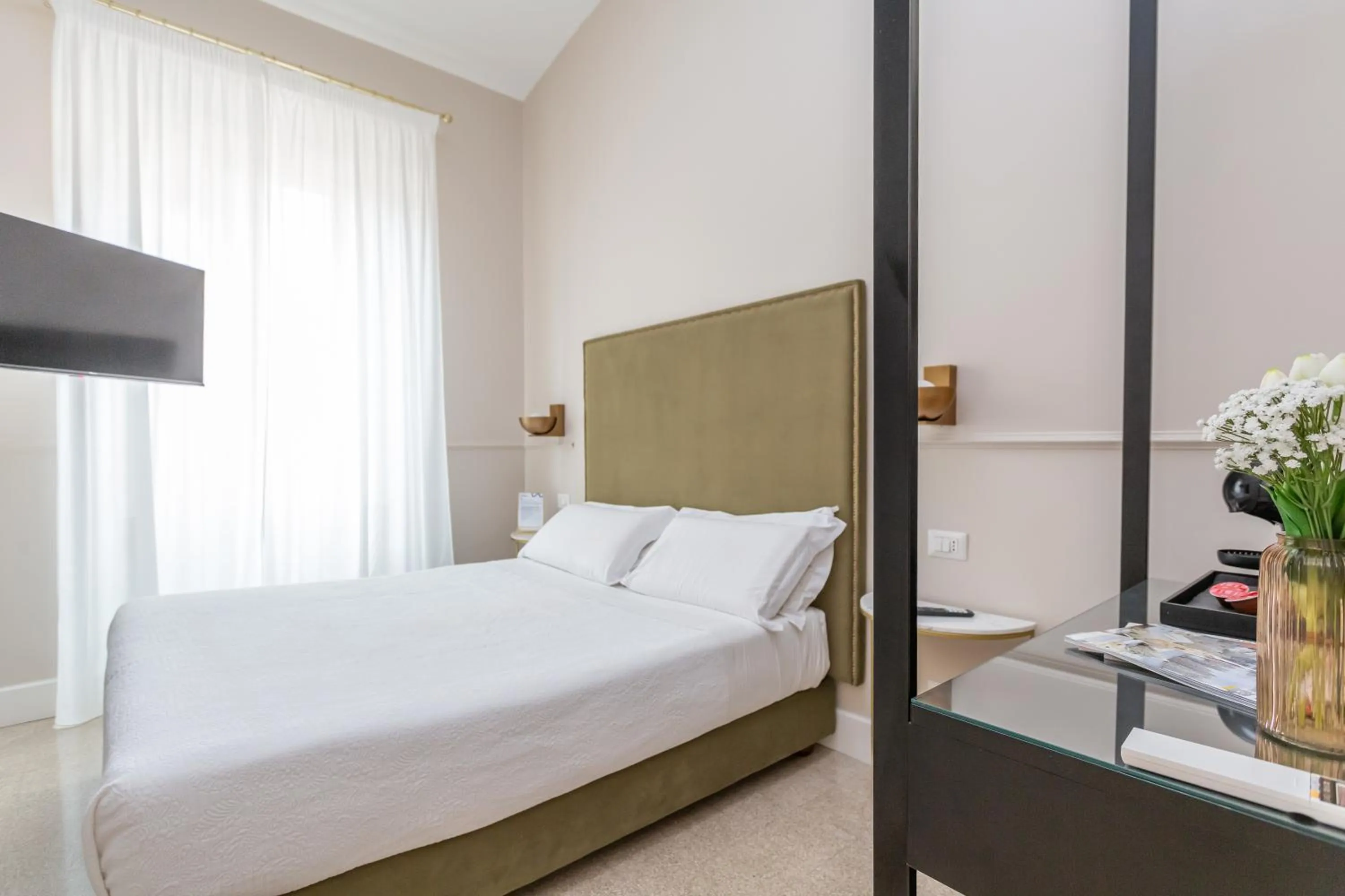 Photo of the whole room, Bed in Daplace - La Mongolfiera Rooms in Navona