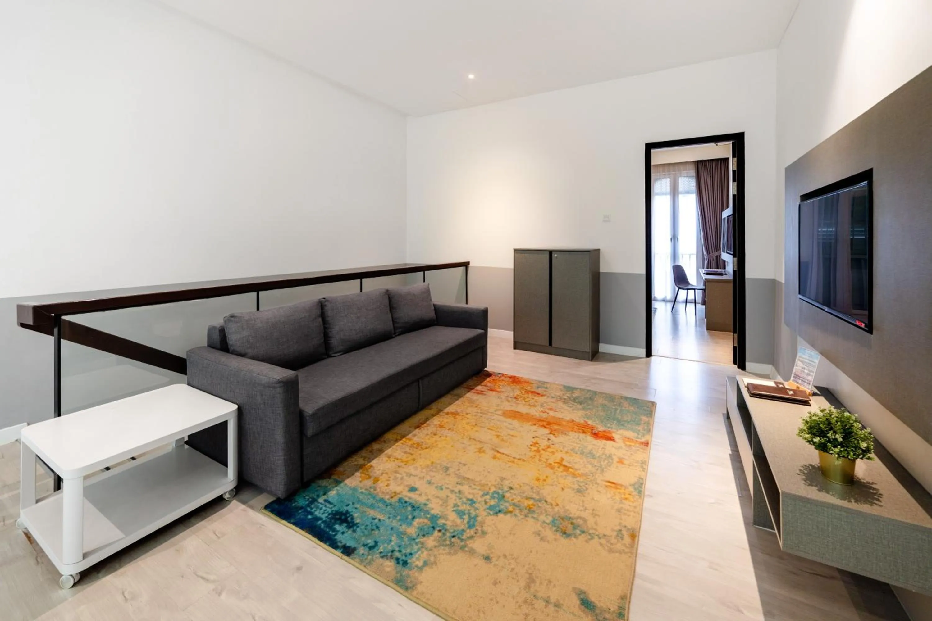 TV and multimedia in Hutton Suite Hotel Managed by The Ascott Limited