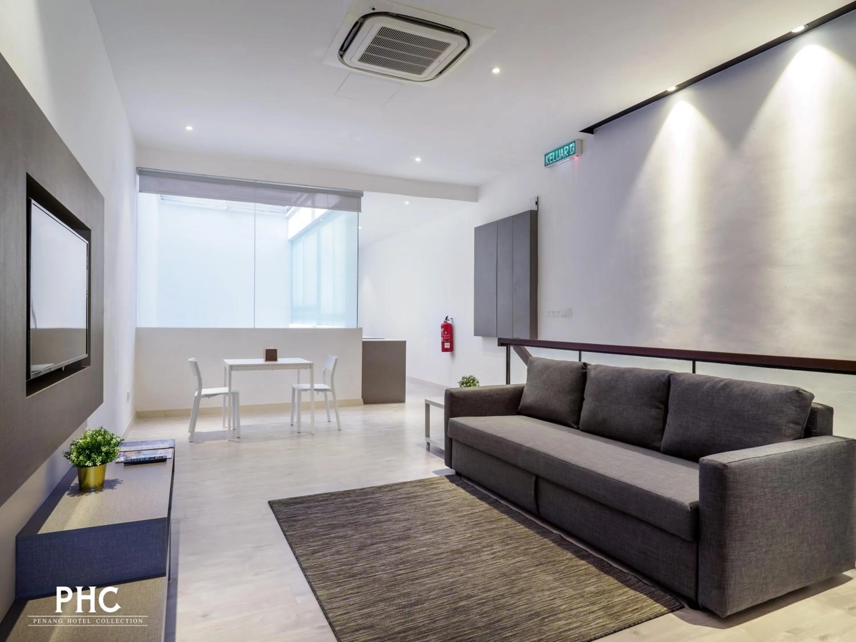 TV and multimedia in Hutton Suite Hotel Managed by The Ascott Limited