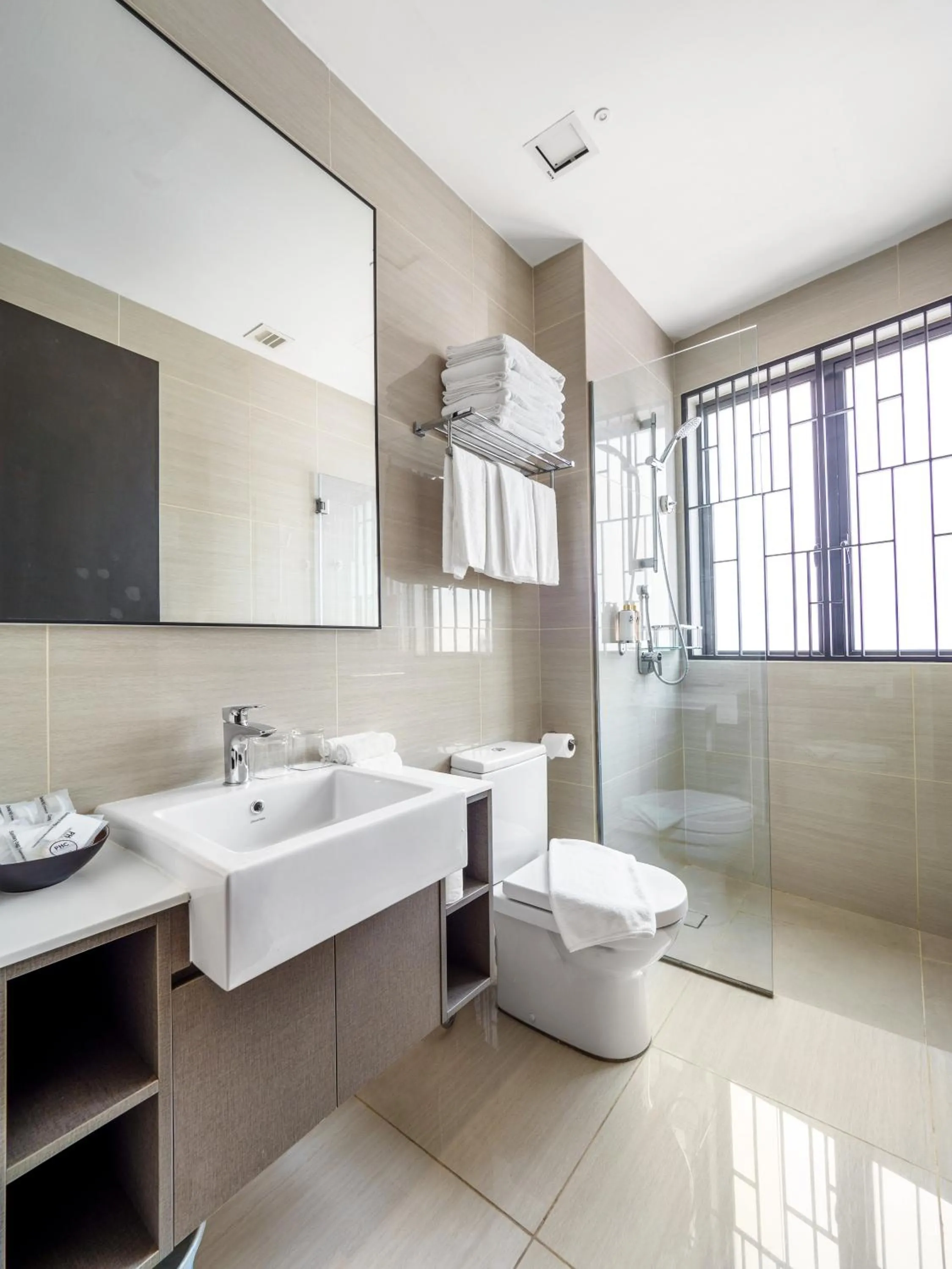 Bathroom in Hutton Suite Hotel Managed by The Ascott Limited