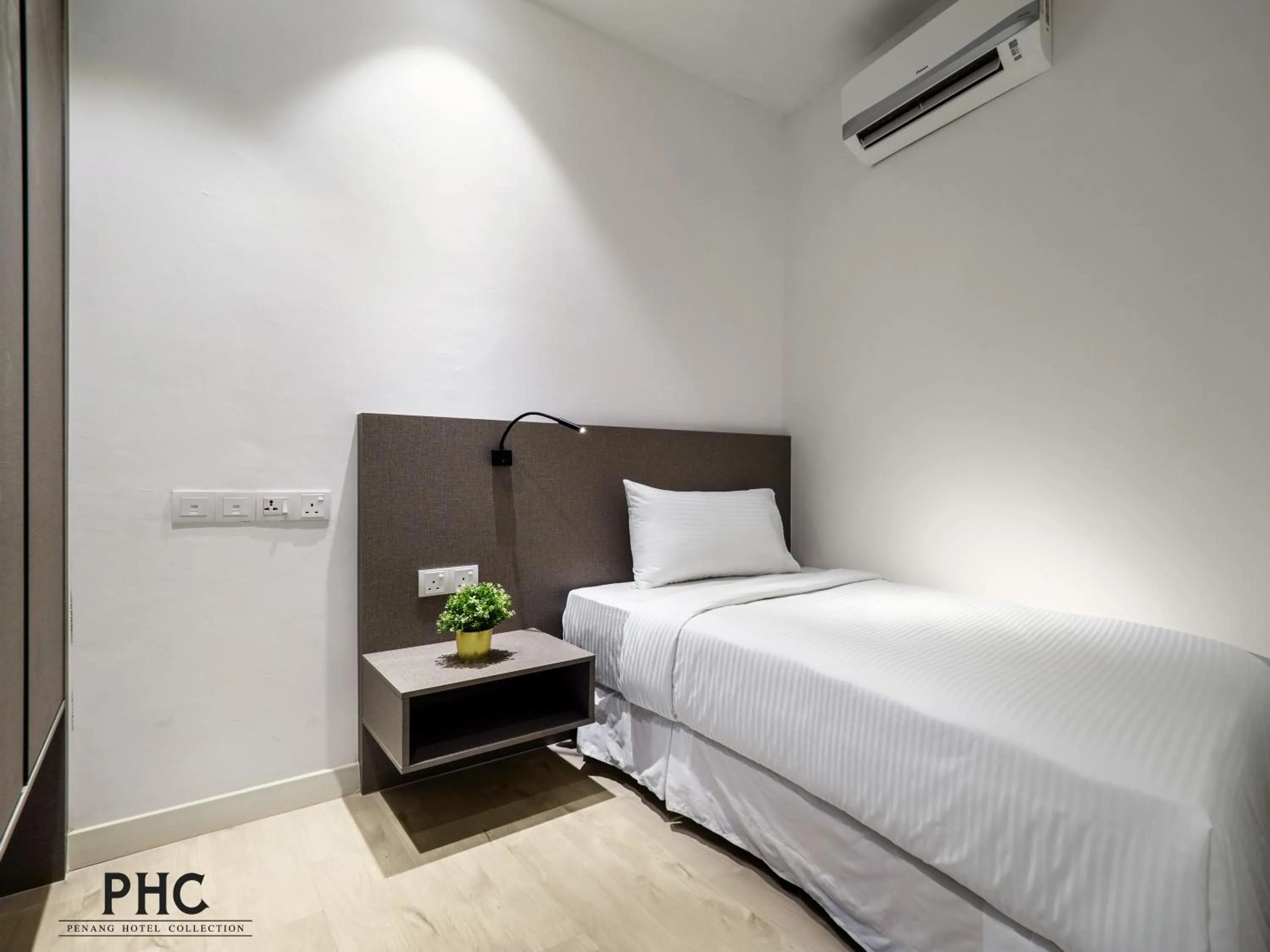Bedroom, Bed in Hutton Suite Hotel Managed by The Ascott Limited