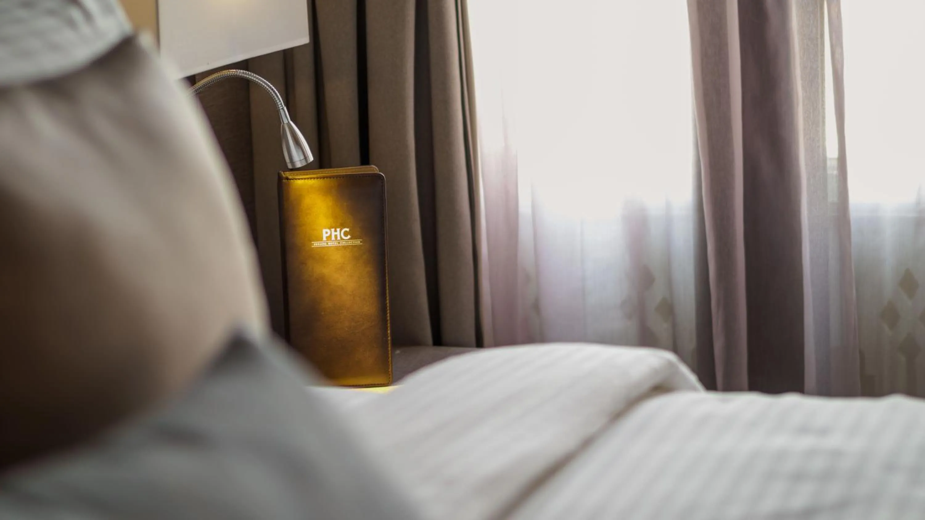 Bed in Hutton Suite Hotel Managed by The Ascott Limited