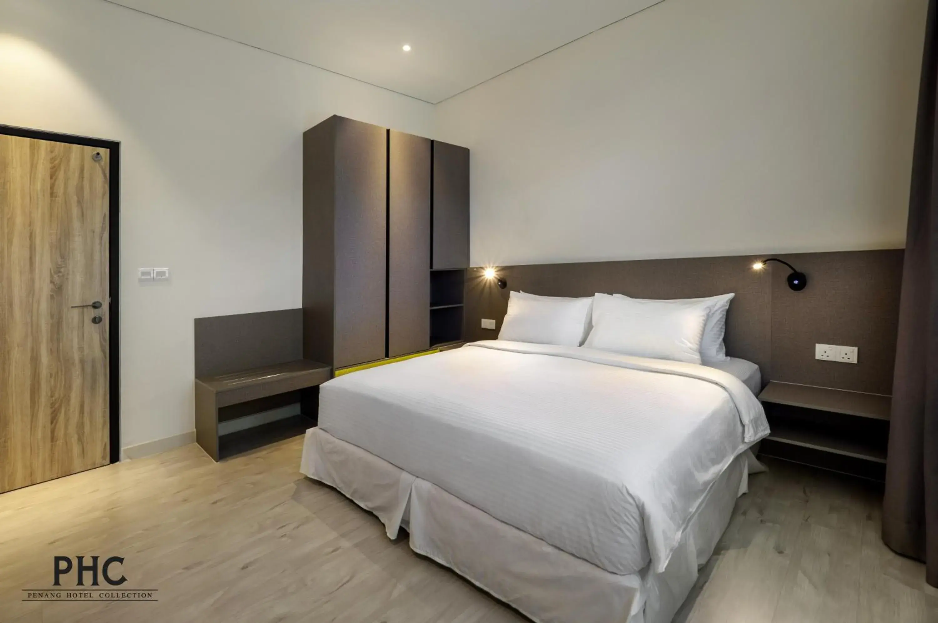 Bedroom, Bed in Macallum Central Hotel by PHC