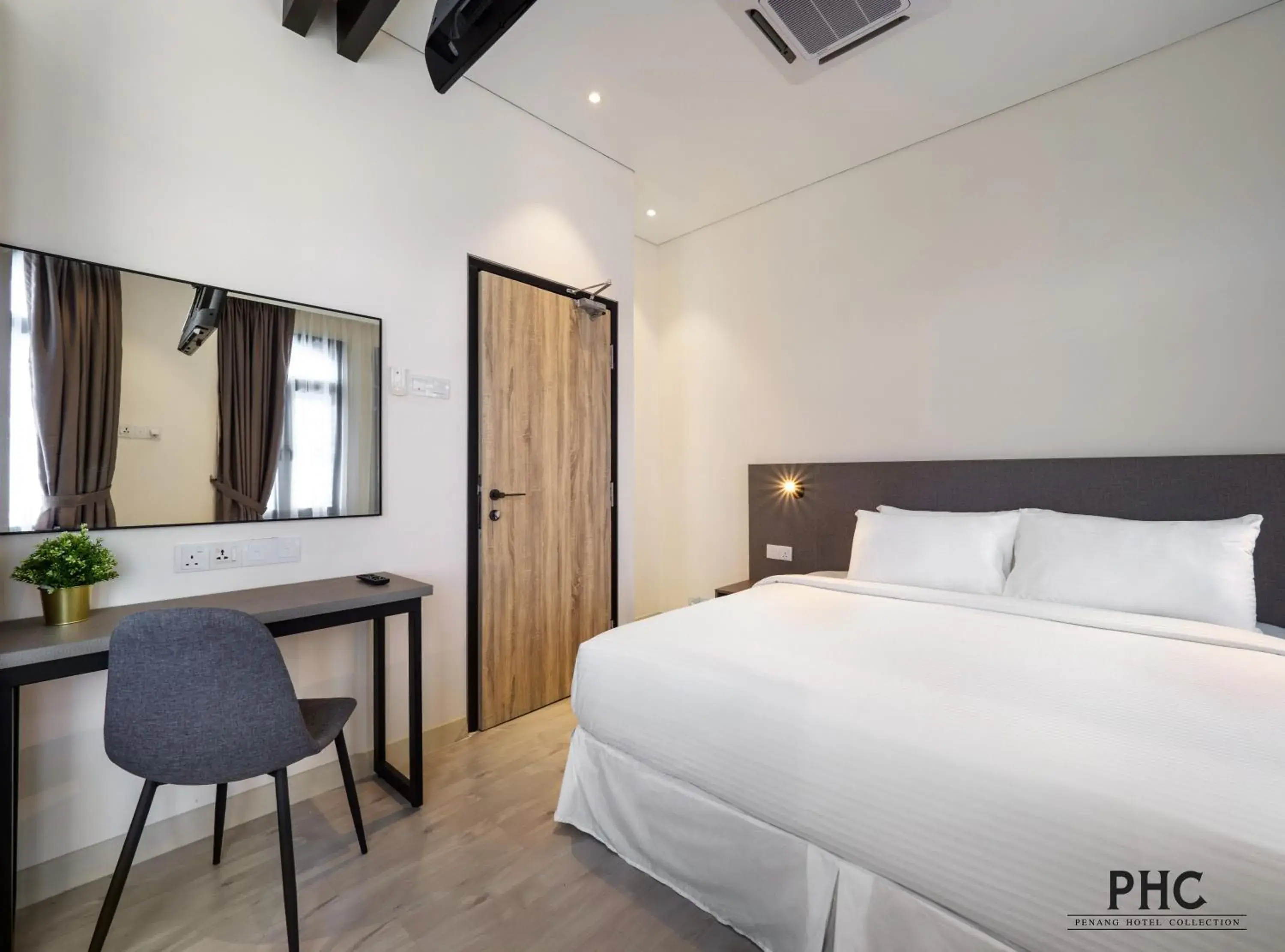 Bedroom, Bed in Macallum Central Hotel by PHC