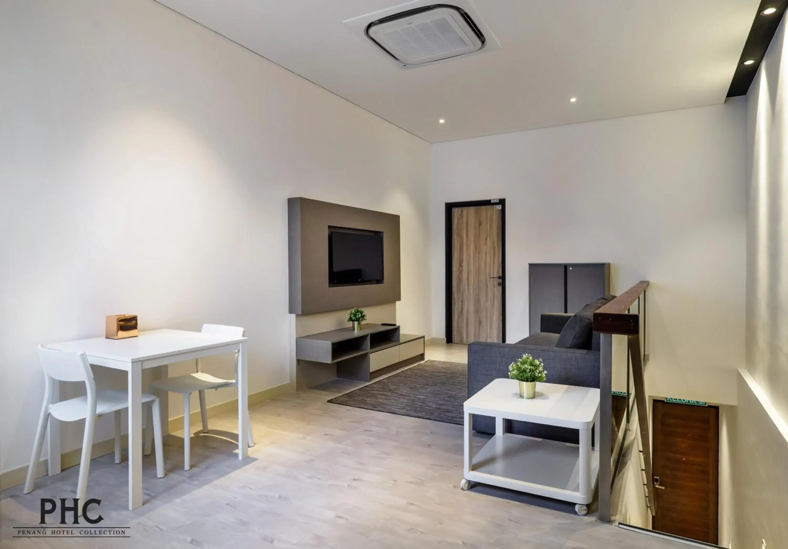 Dining area, Seating Area in Macallum Central Hotel by PHC