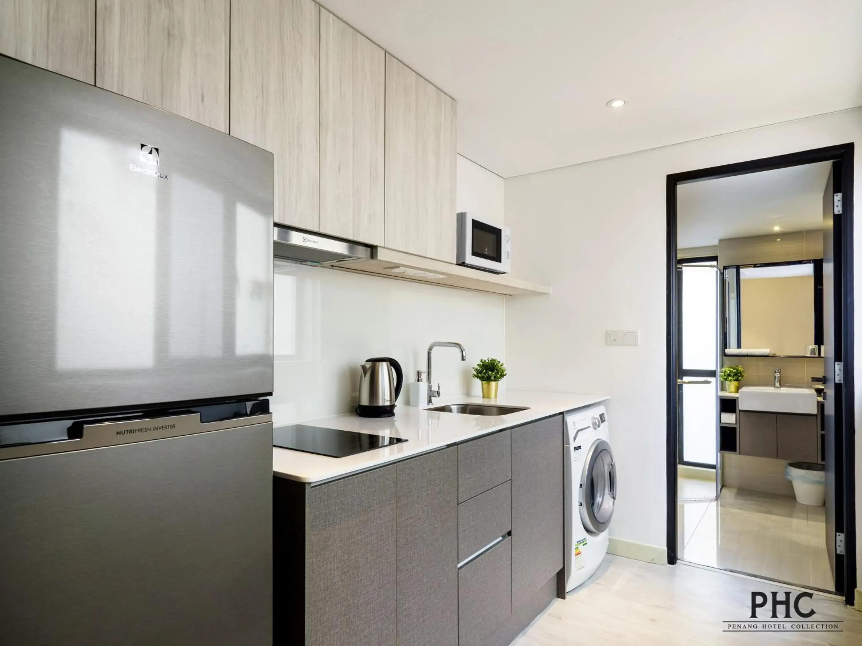 Kitchen or kitchenette, Kitchen/Kitchenette in Macallum Central Hotel by PHC