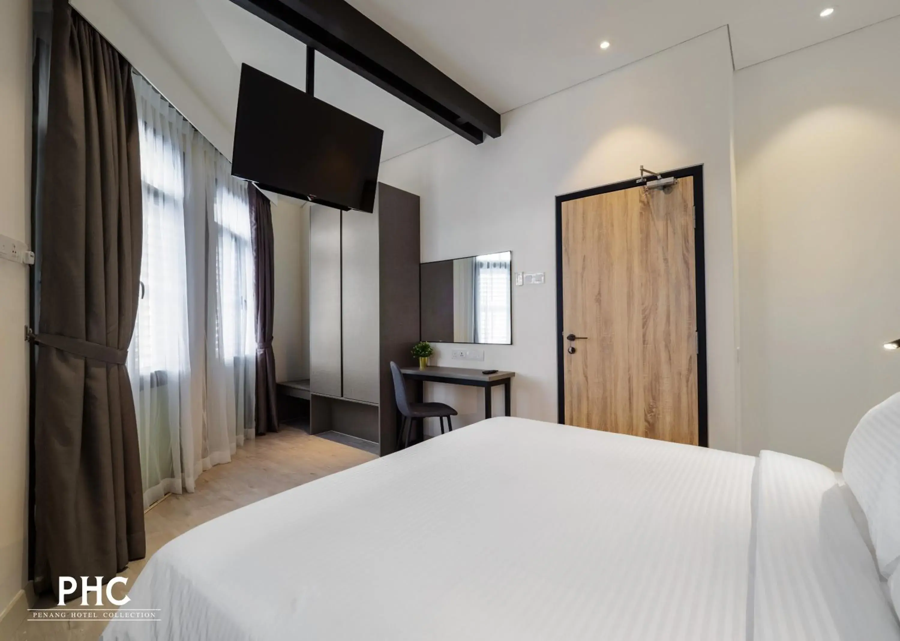 Bedroom, Bed in Macallum Central Hotel by PHC