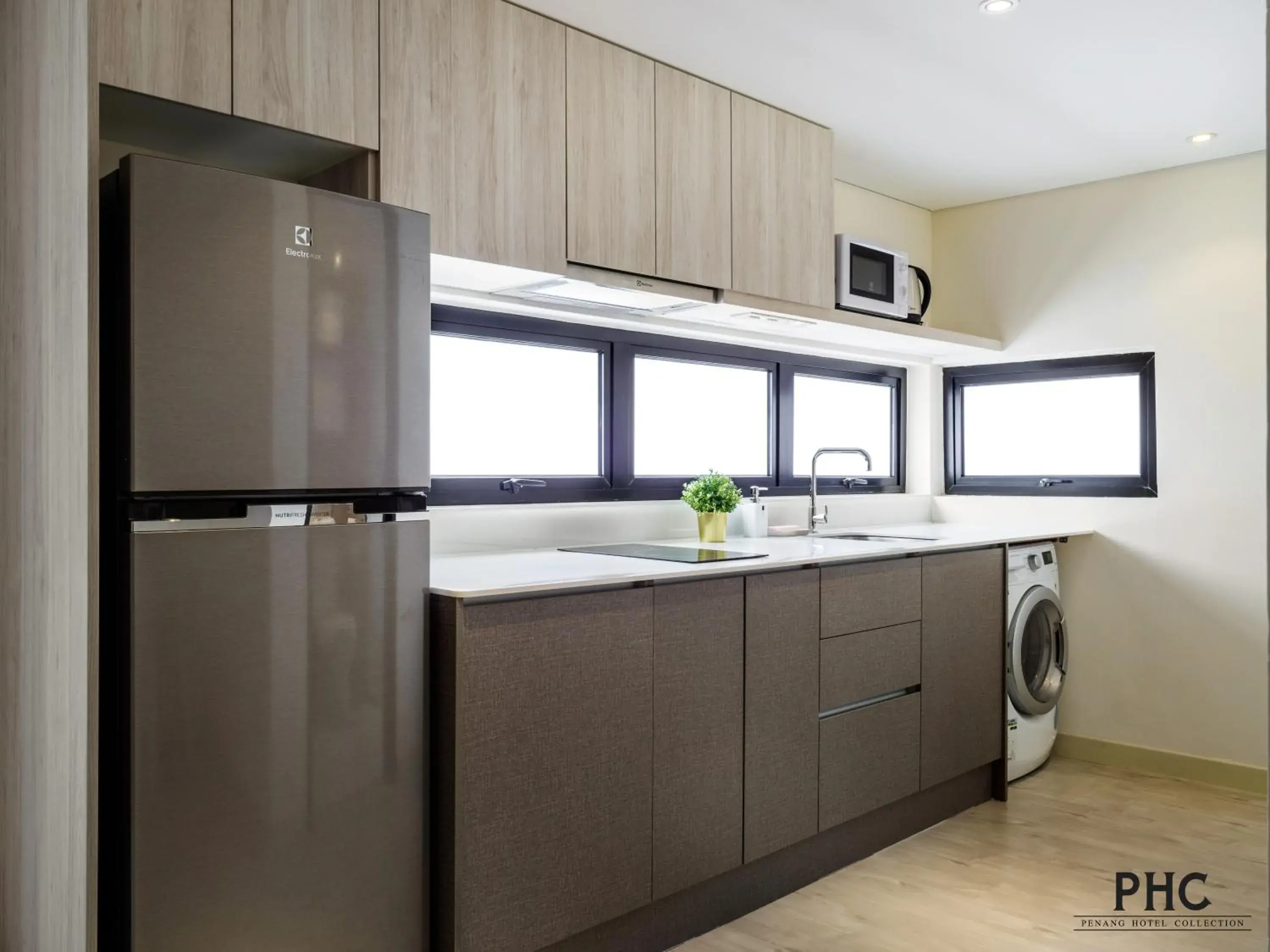 Kitchen or kitchenette, Kitchen/Kitchenette in Macallum Central Hotel by PHC