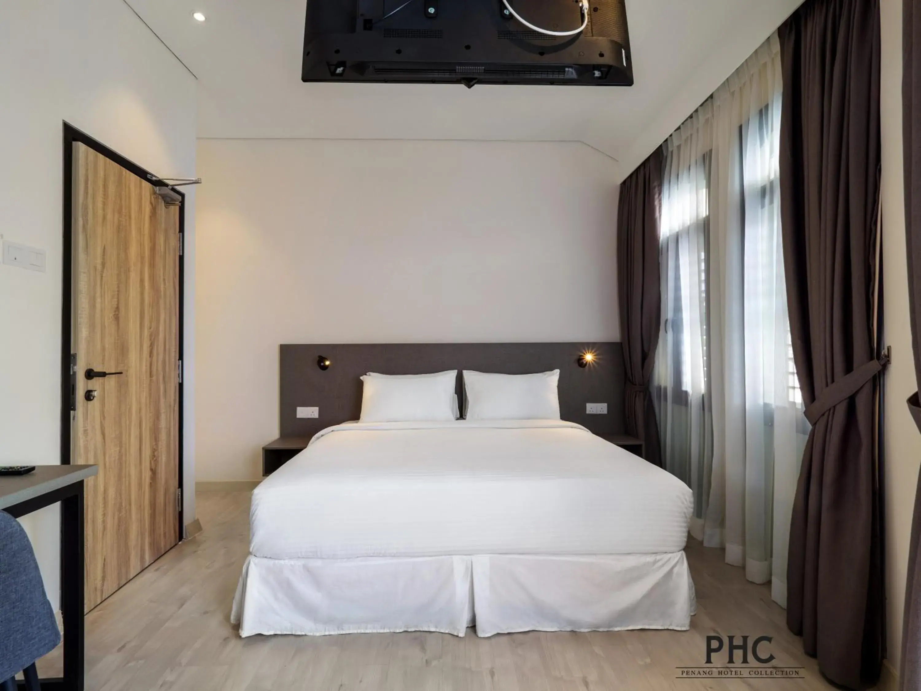 Bedroom, Bed in Macallum Central Hotel by PHC
