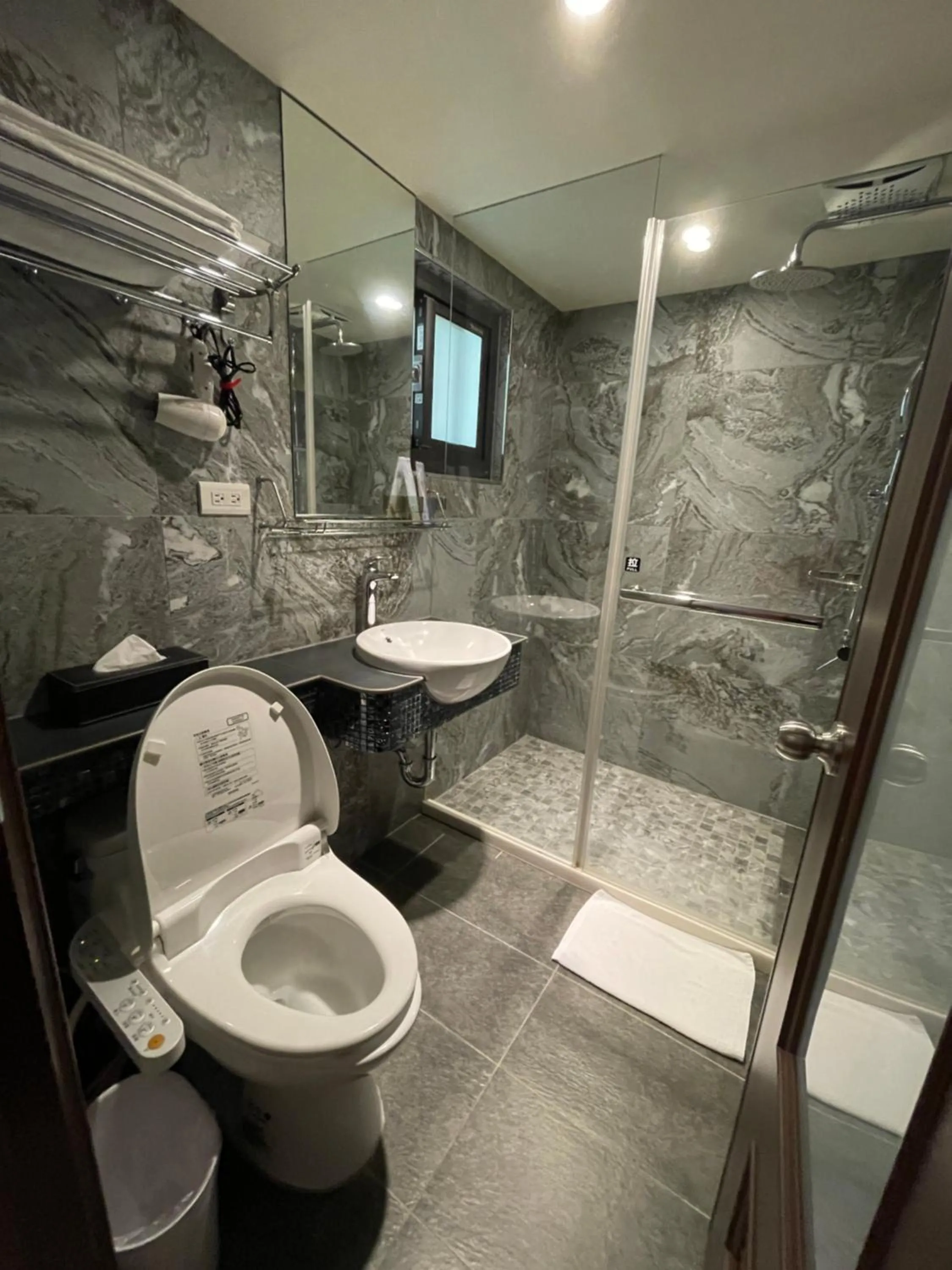 Toilet in Ueno Hirokoji 428