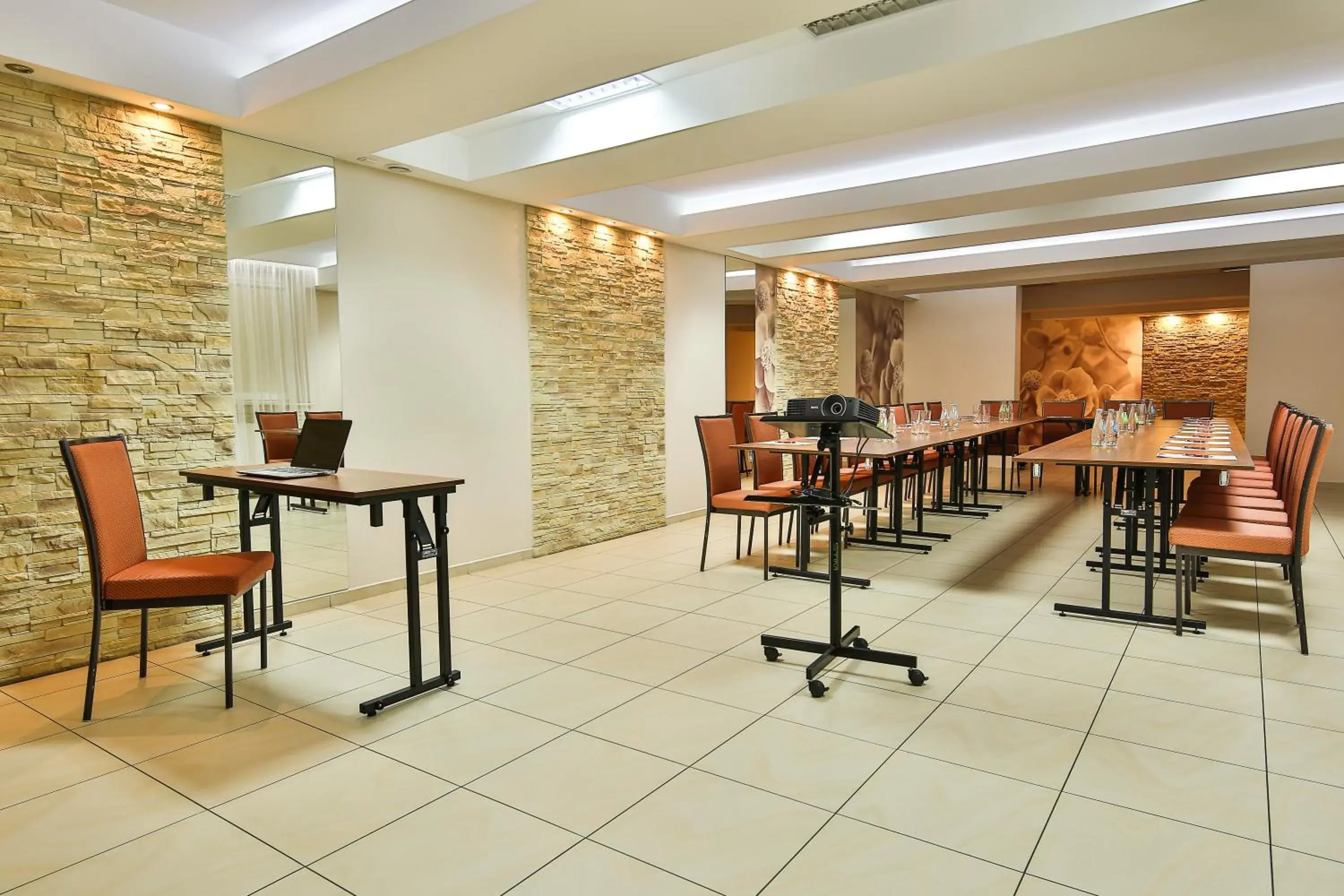 Meeting/conference room, Restaurant/Places to Eat in Hotel Kantoria