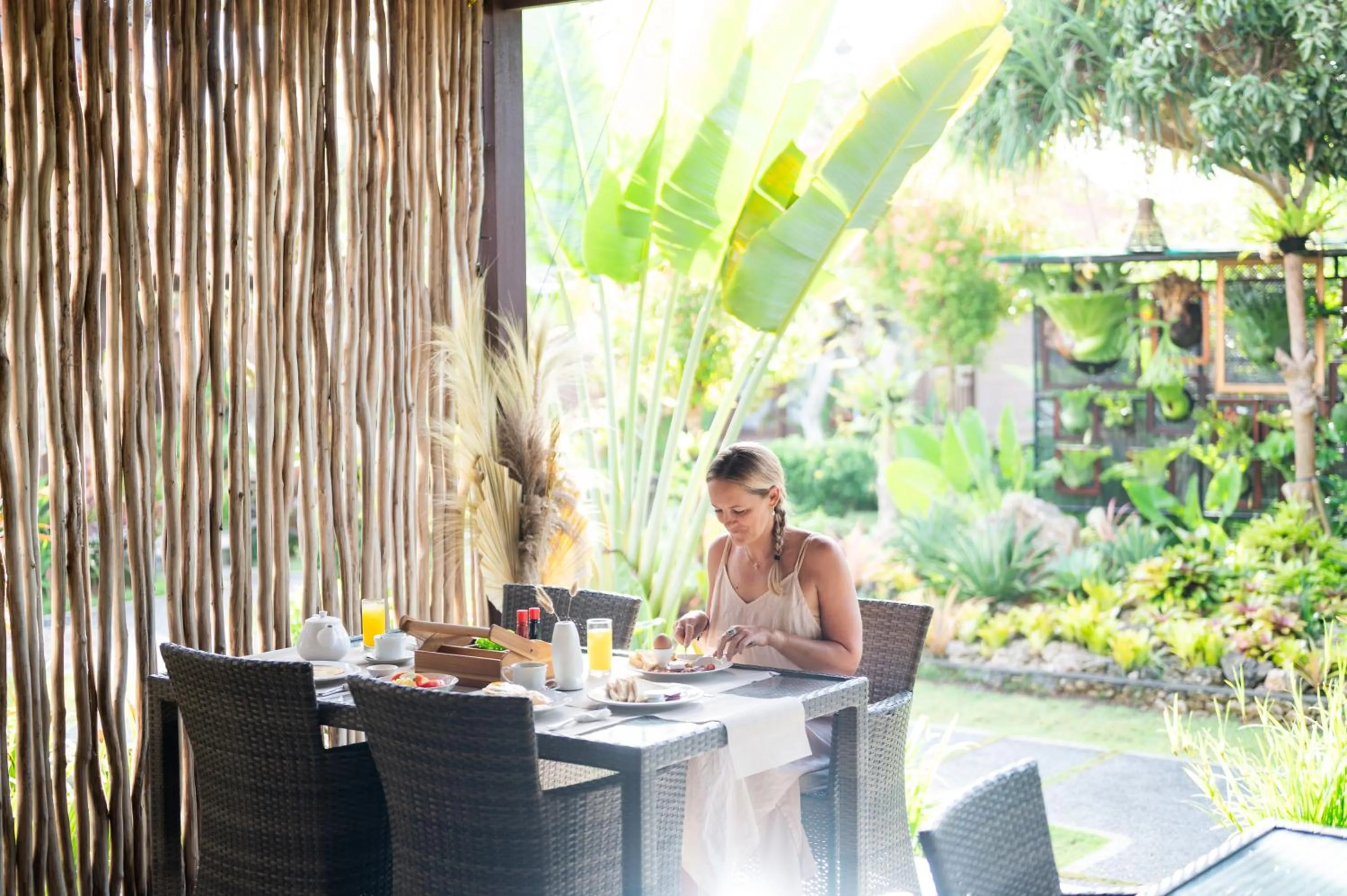 Restaurant/places to eat in D'Puncak Villas Lembongan