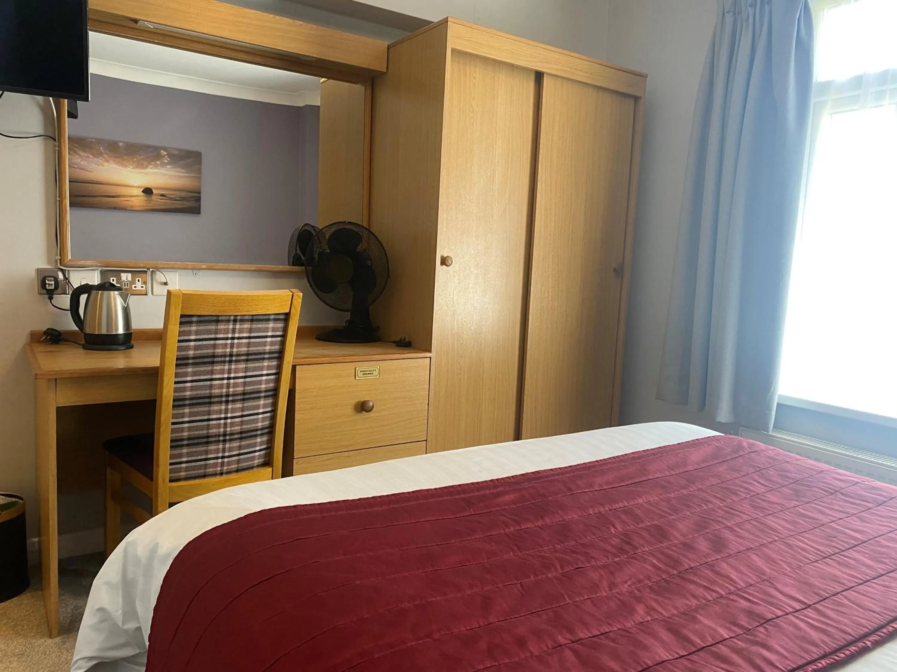 wardrobe, Bed in Exeter Court Hotel