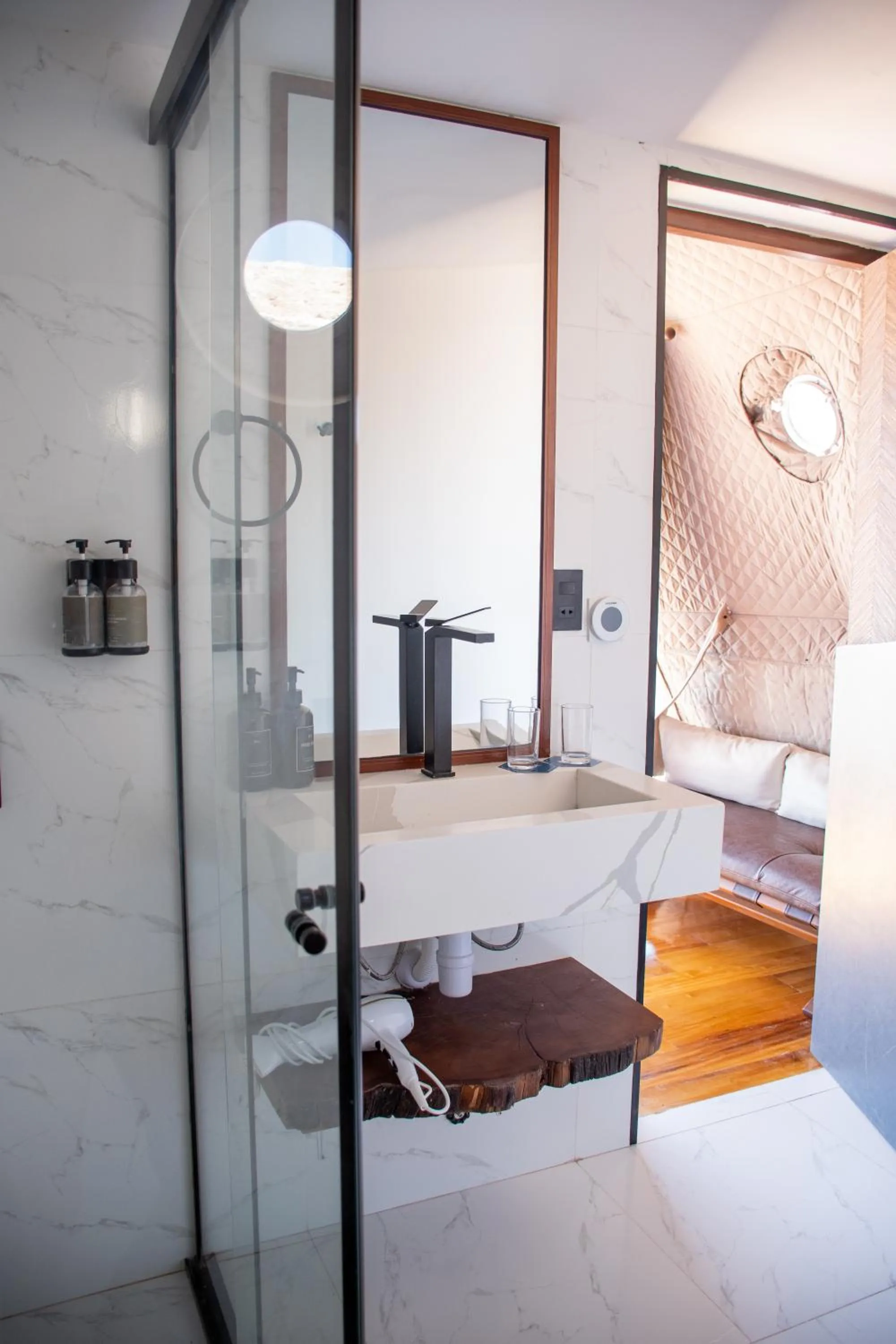 Shower, Bed in Hotel de Sal Luna Salada