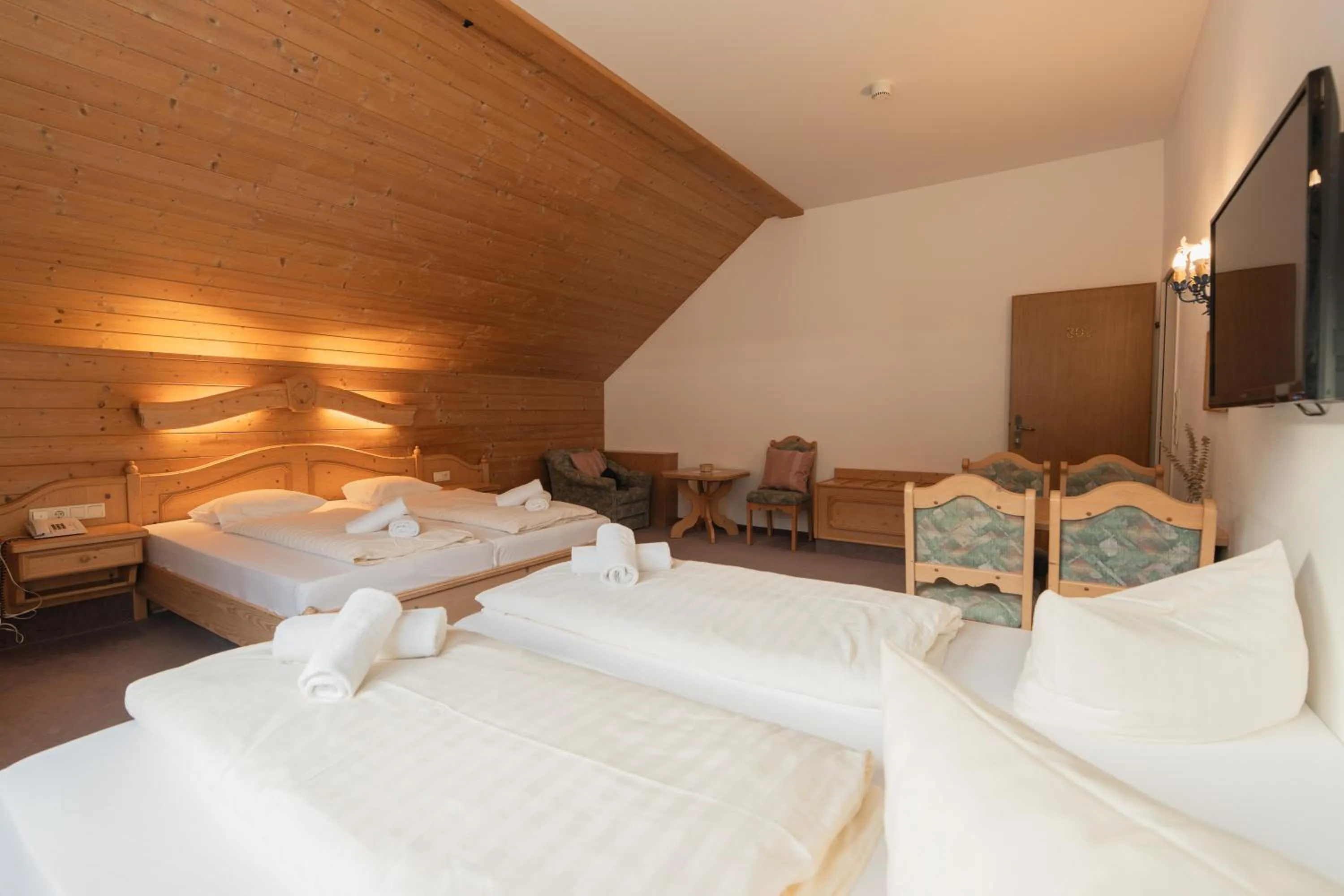 Bed in Hotel Gruberhof Innsbruck Igls B&B