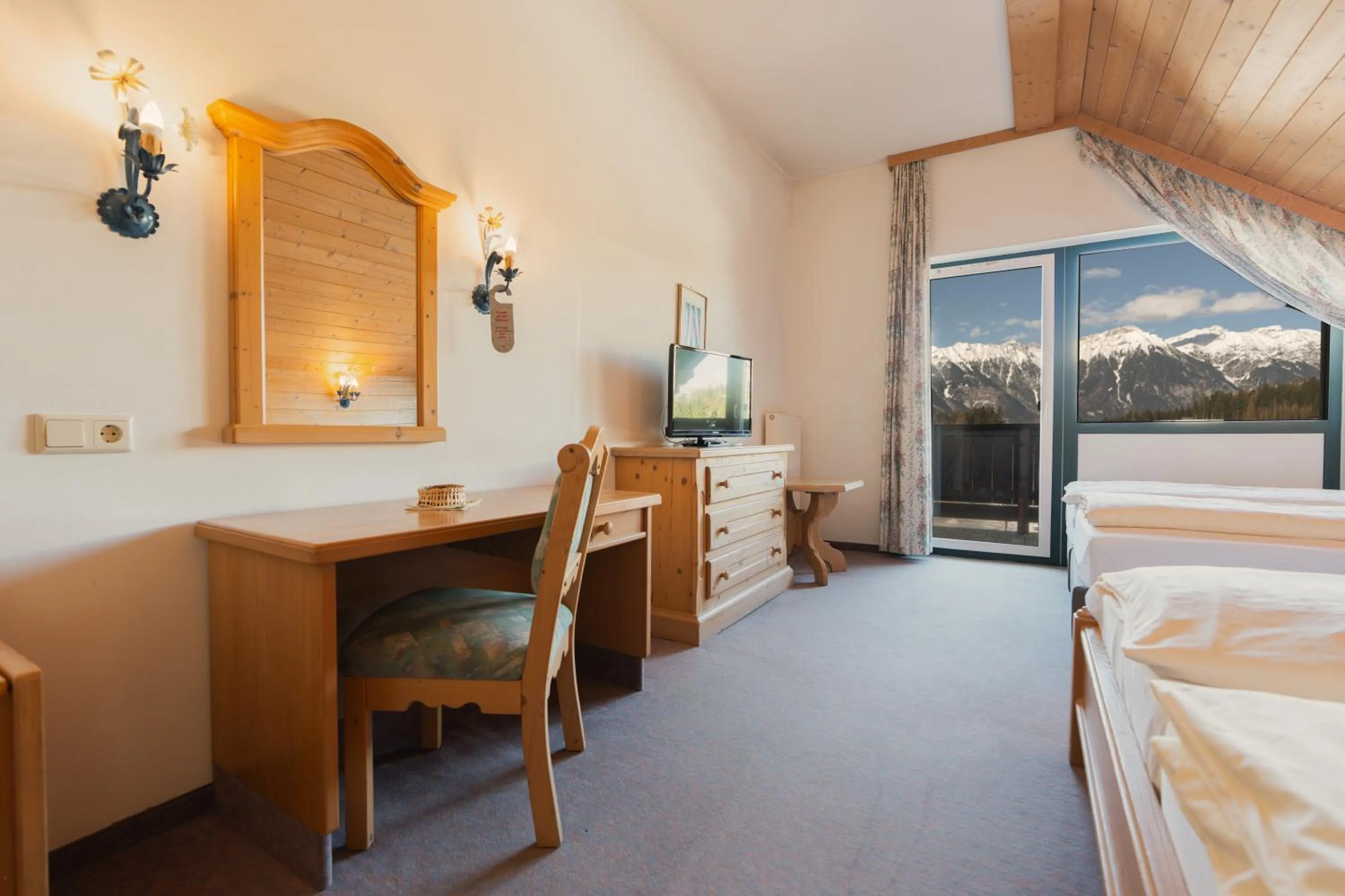 Bed in Hotel Gruberhof Innsbruck Igls B&B