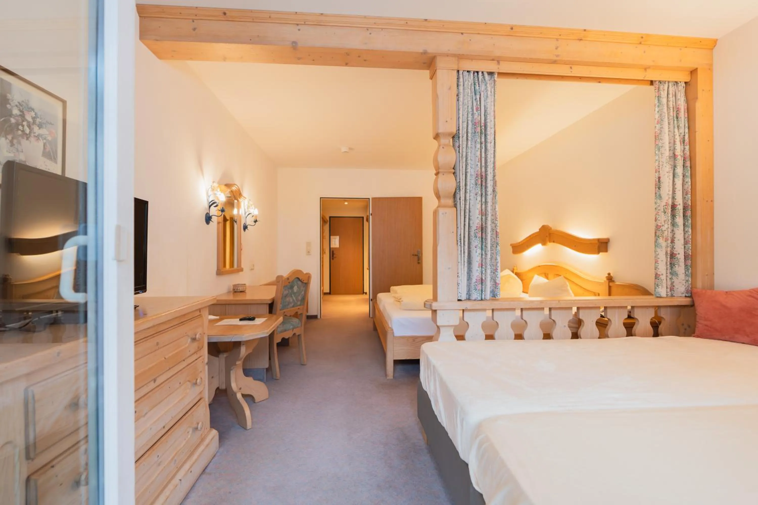 Bed in Hotel Gruberhof Innsbruck Igls B&B