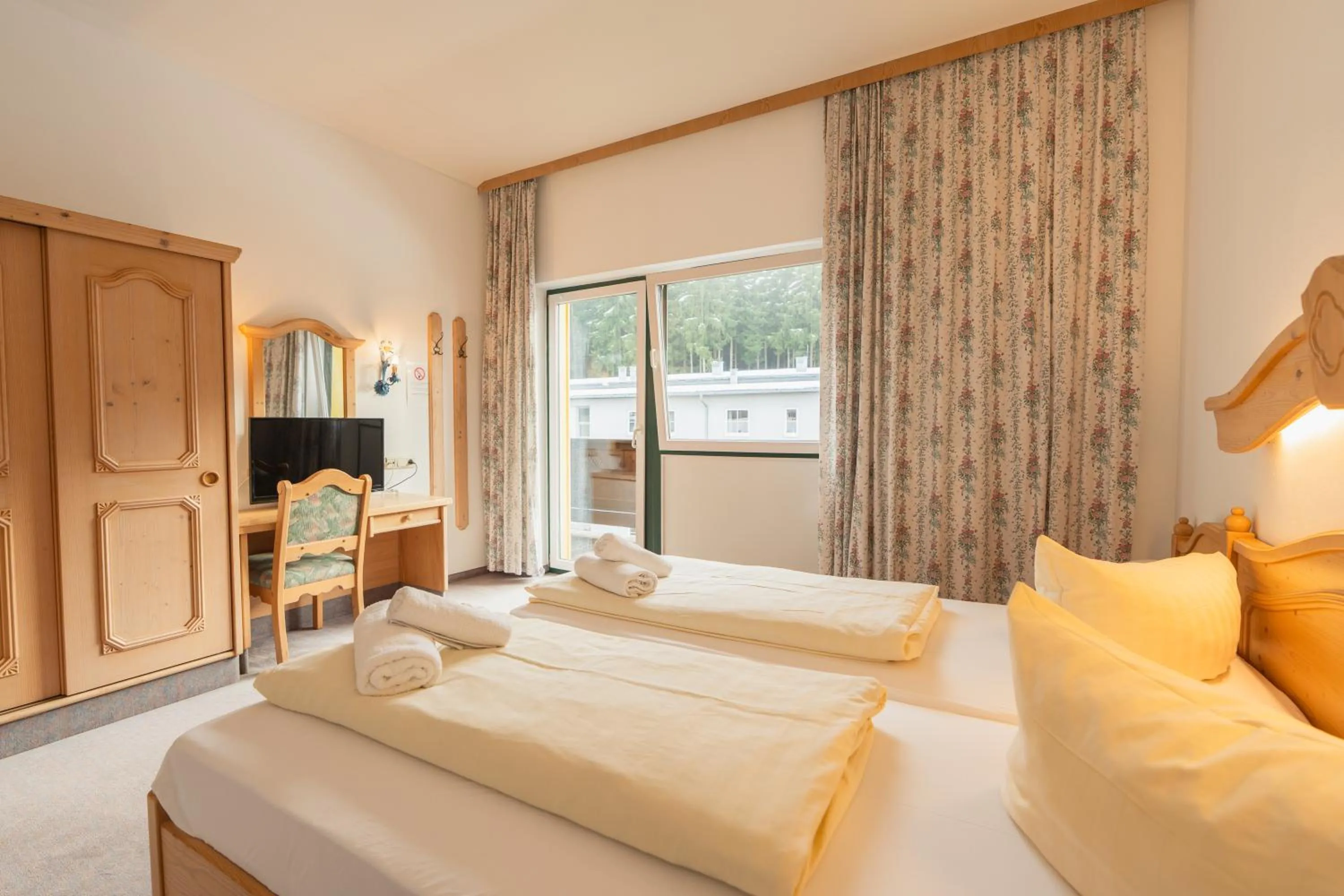 Bed in Hotel Gruberhof Innsbruck Igls B&B