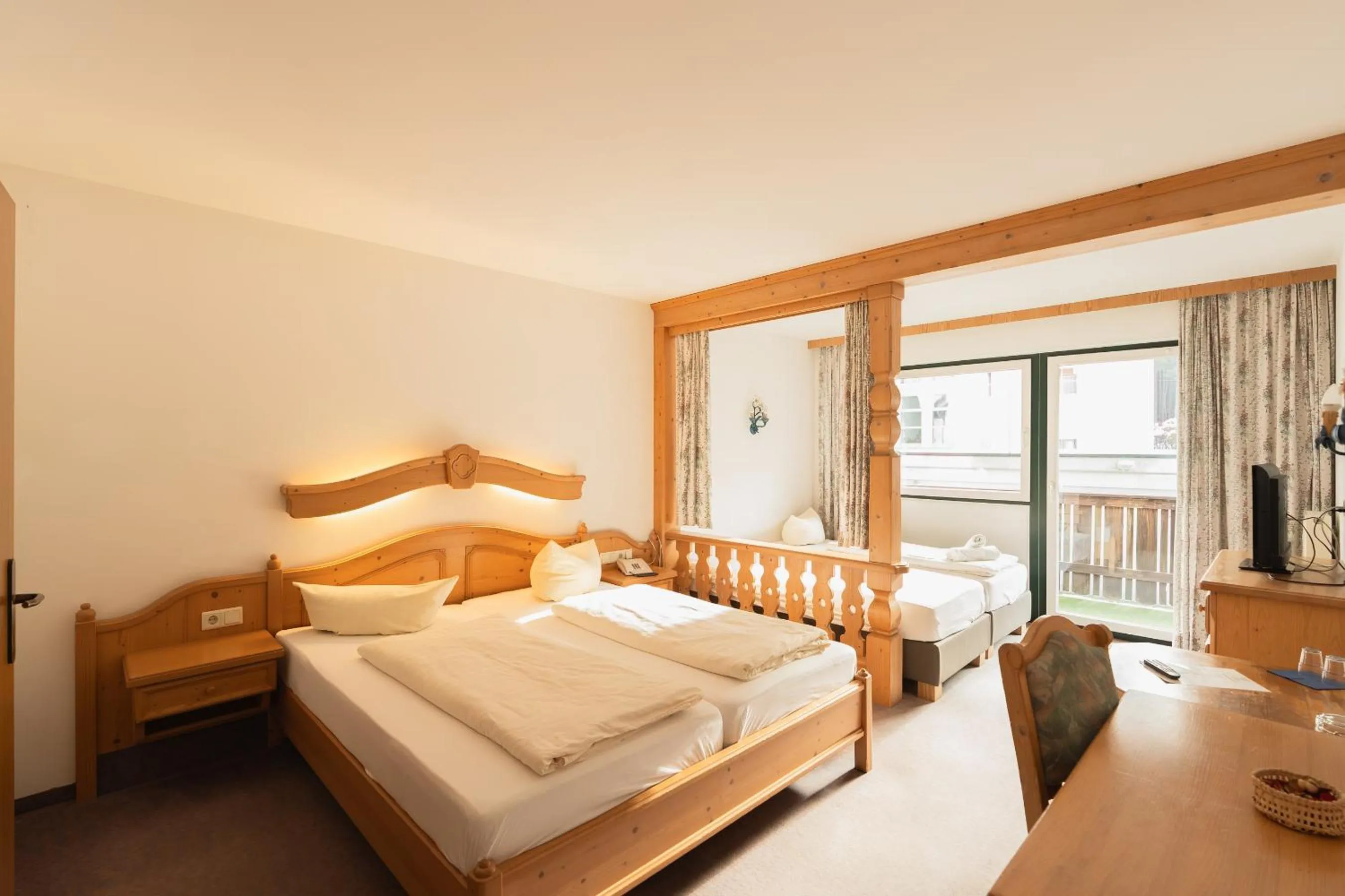 Bed in Hotel Gruberhof Innsbruck Igls B&B