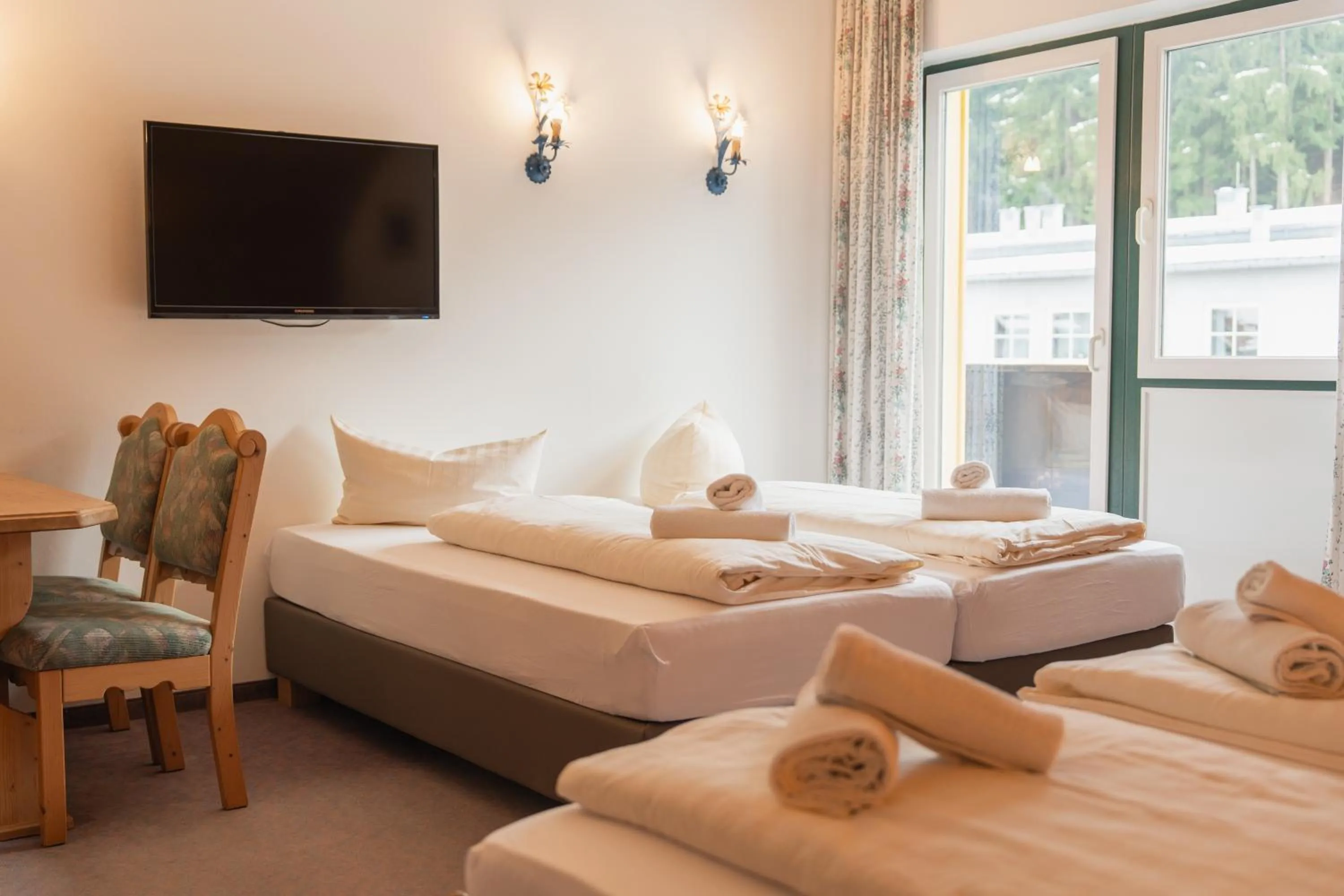 Bed in Hotel Gruberhof Innsbruck Igls B&B