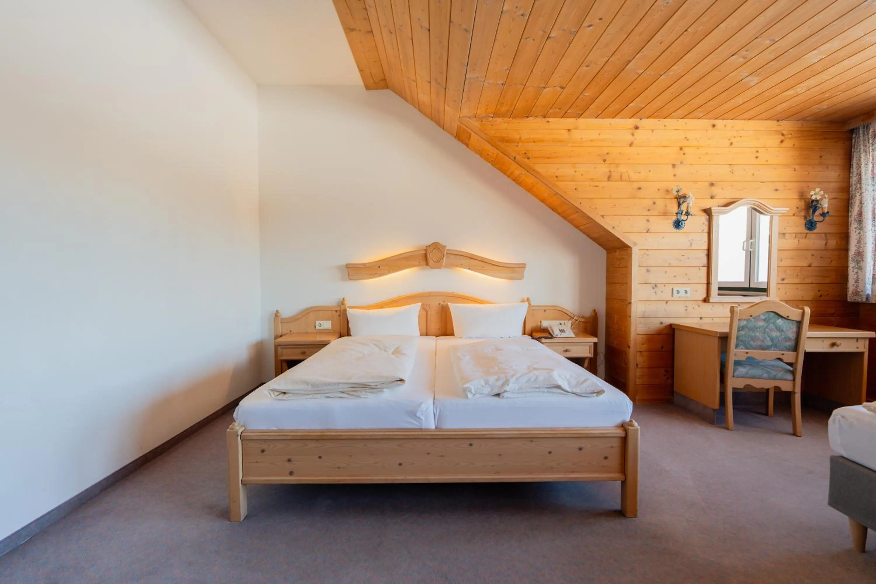 Bed in Hotel Gruberhof Innsbruck Igls B&B