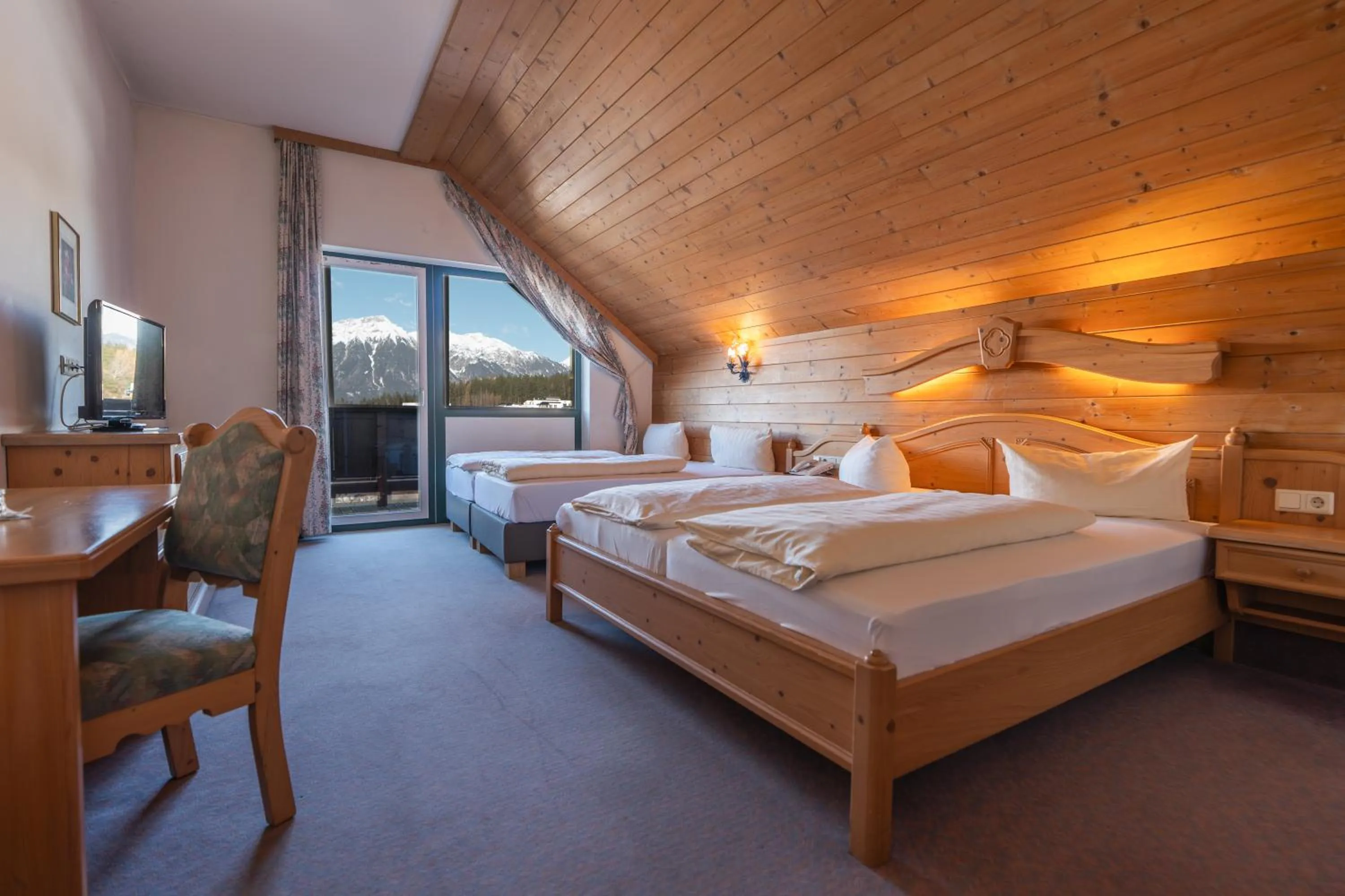 Bed in Hotel Gruberhof Innsbruck Igls B&B