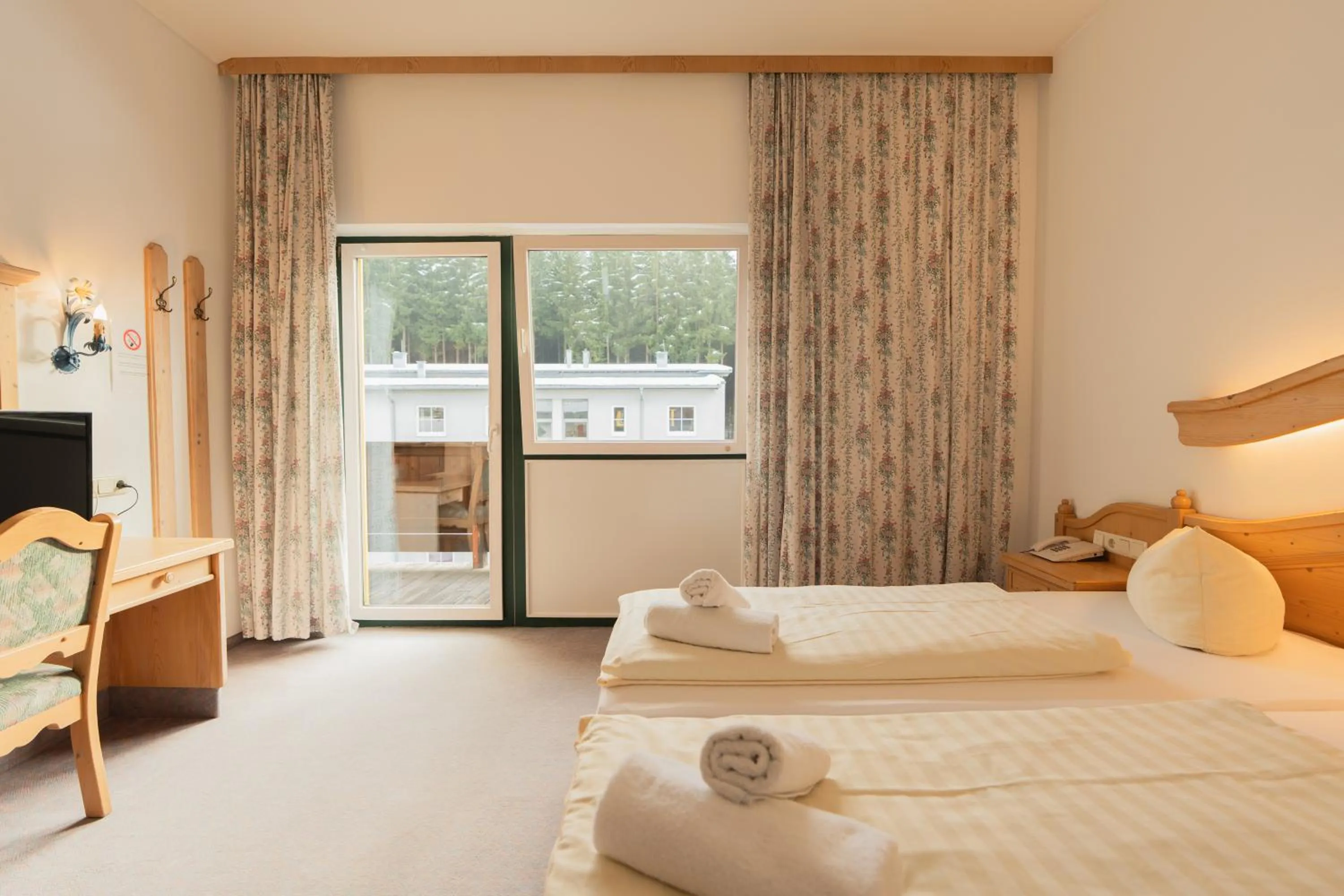 Bed in Hotel Gruberhof Innsbruck Igls B&B