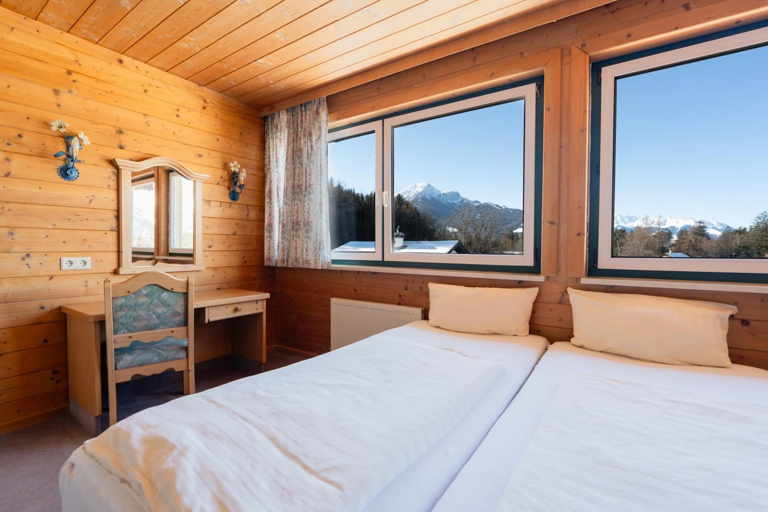 Bed in Hotel Gruberhof Innsbruck Igls B&B