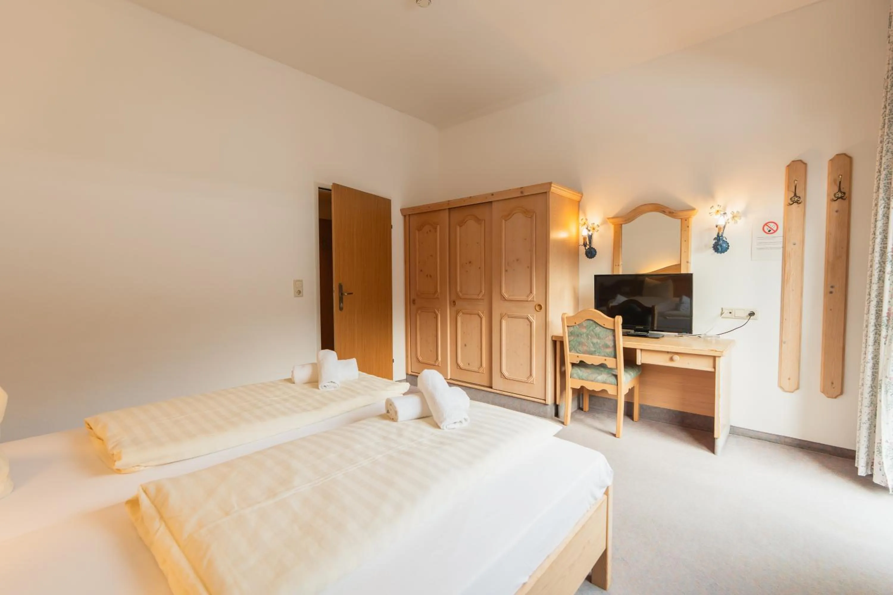 Bed in Hotel Gruberhof Innsbruck Igls B&B