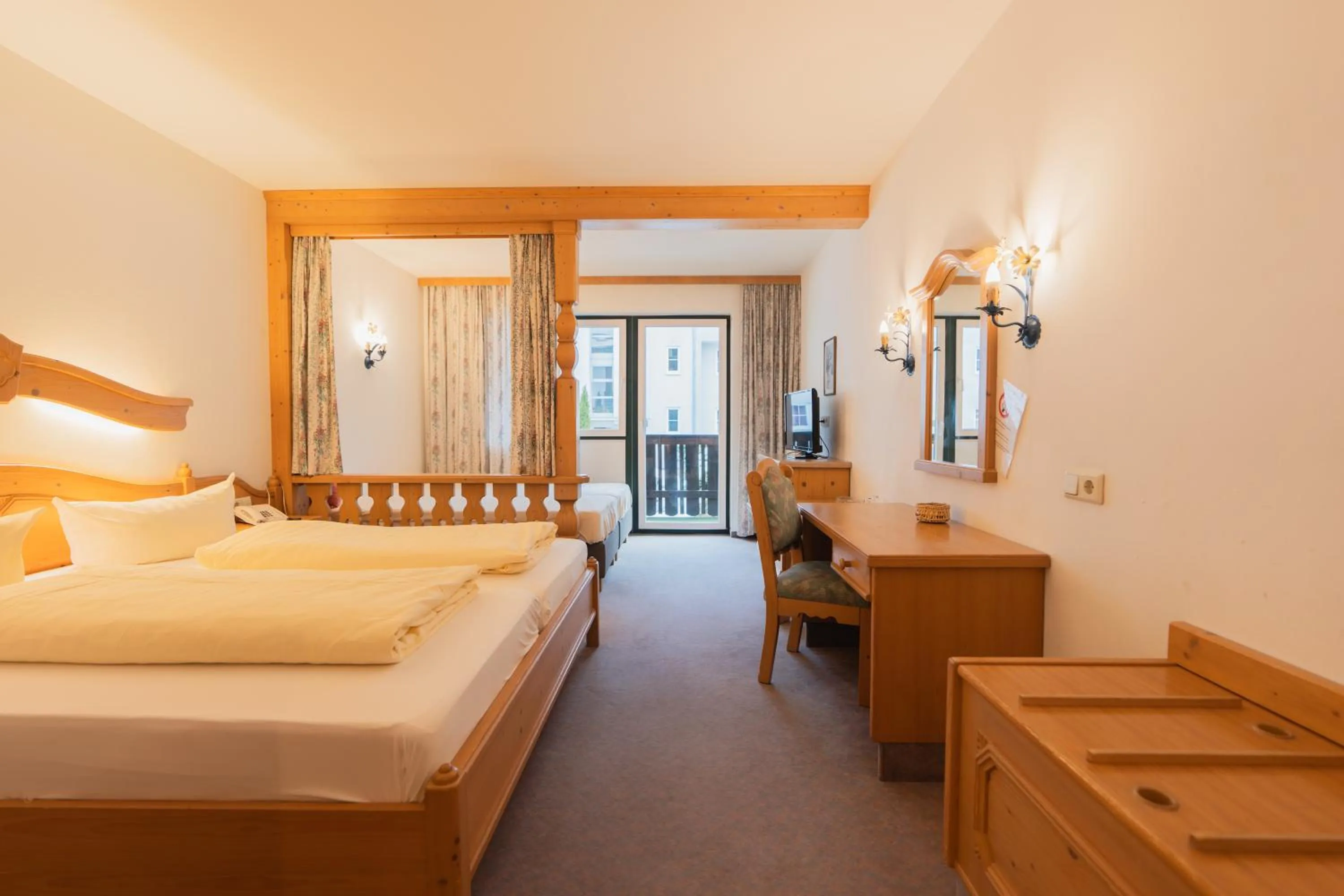 Bed in Hotel Gruberhof Innsbruck Igls B&B