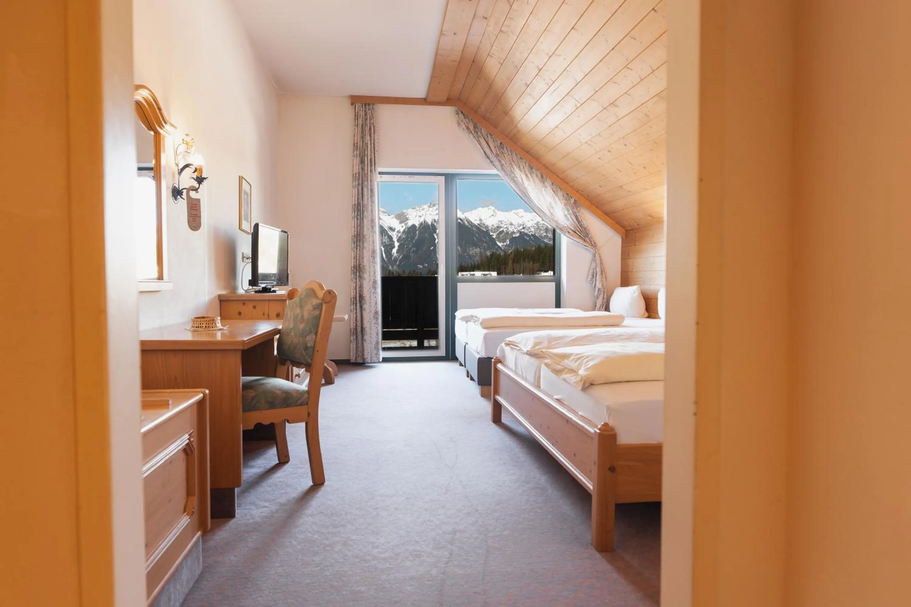 Bed in Hotel Gruberhof Innsbruck Igls B&B