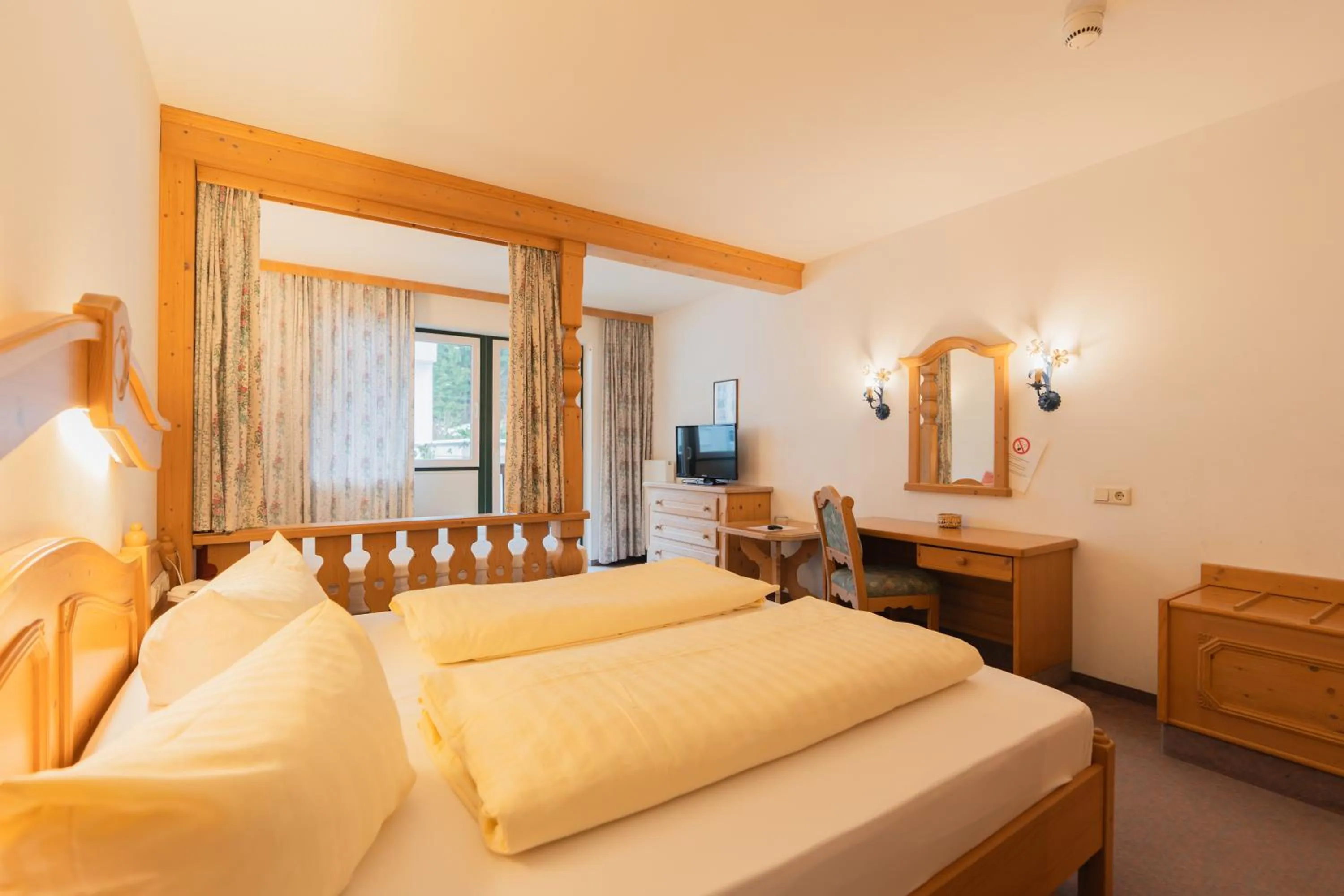 Photo of the whole room, Bed in Hotel Gruberhof Innsbruck Igls B&B