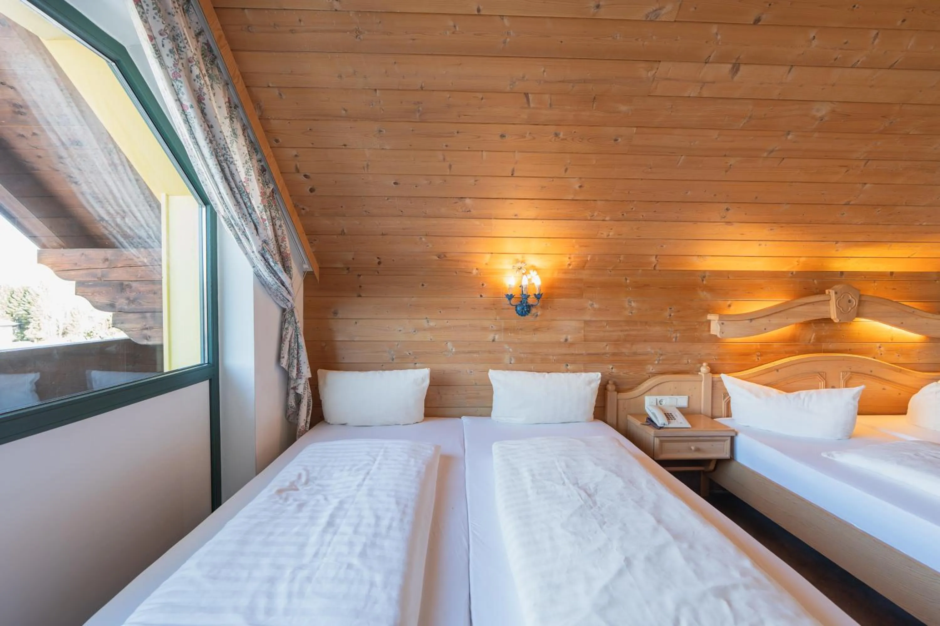 Bed in Hotel Gruberhof Innsbruck Igls B&B