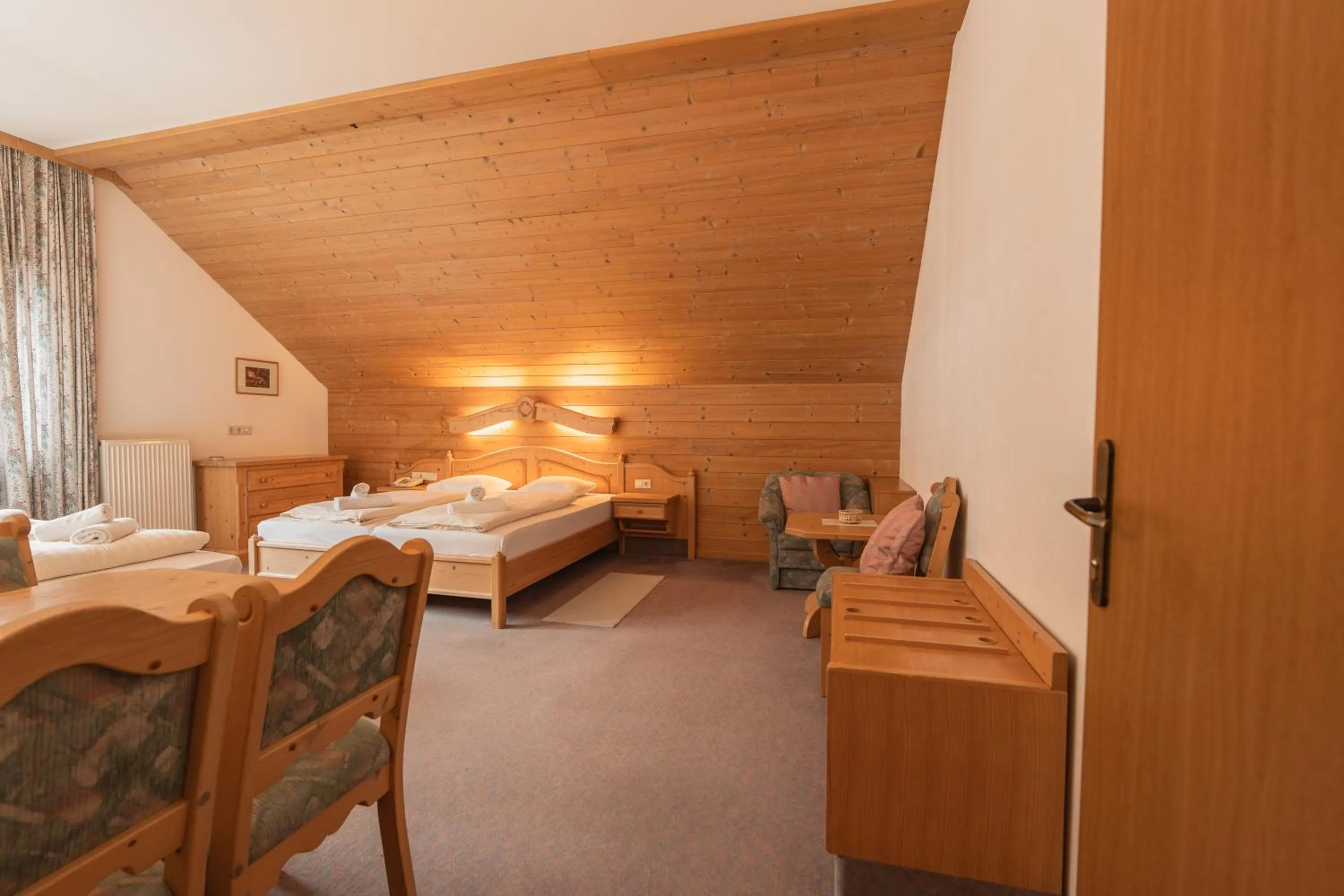 Bed in Hotel Gruberhof Innsbruck Igls B&B