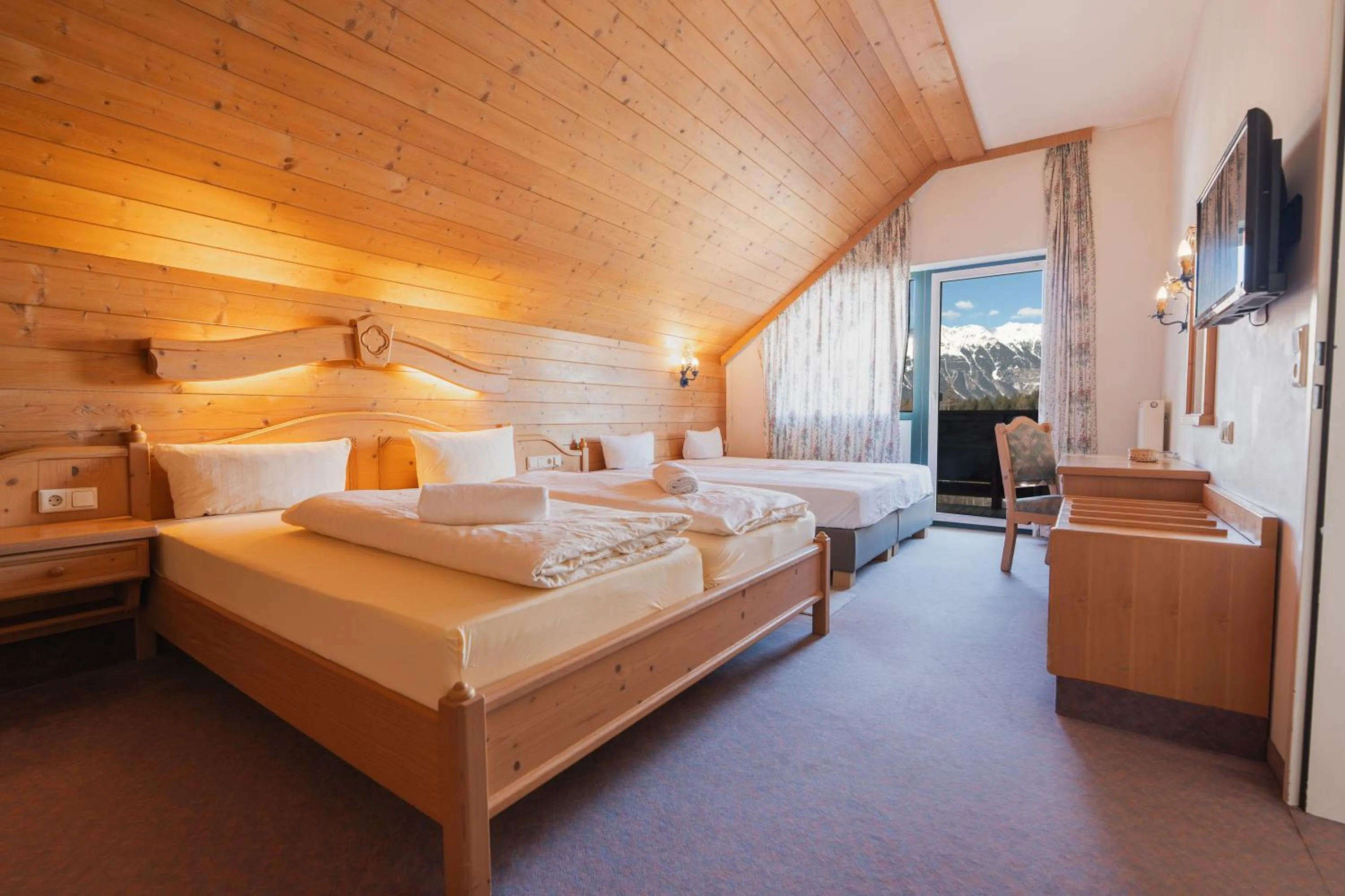 Bed in Hotel Gruberhof Innsbruck Igls B&B