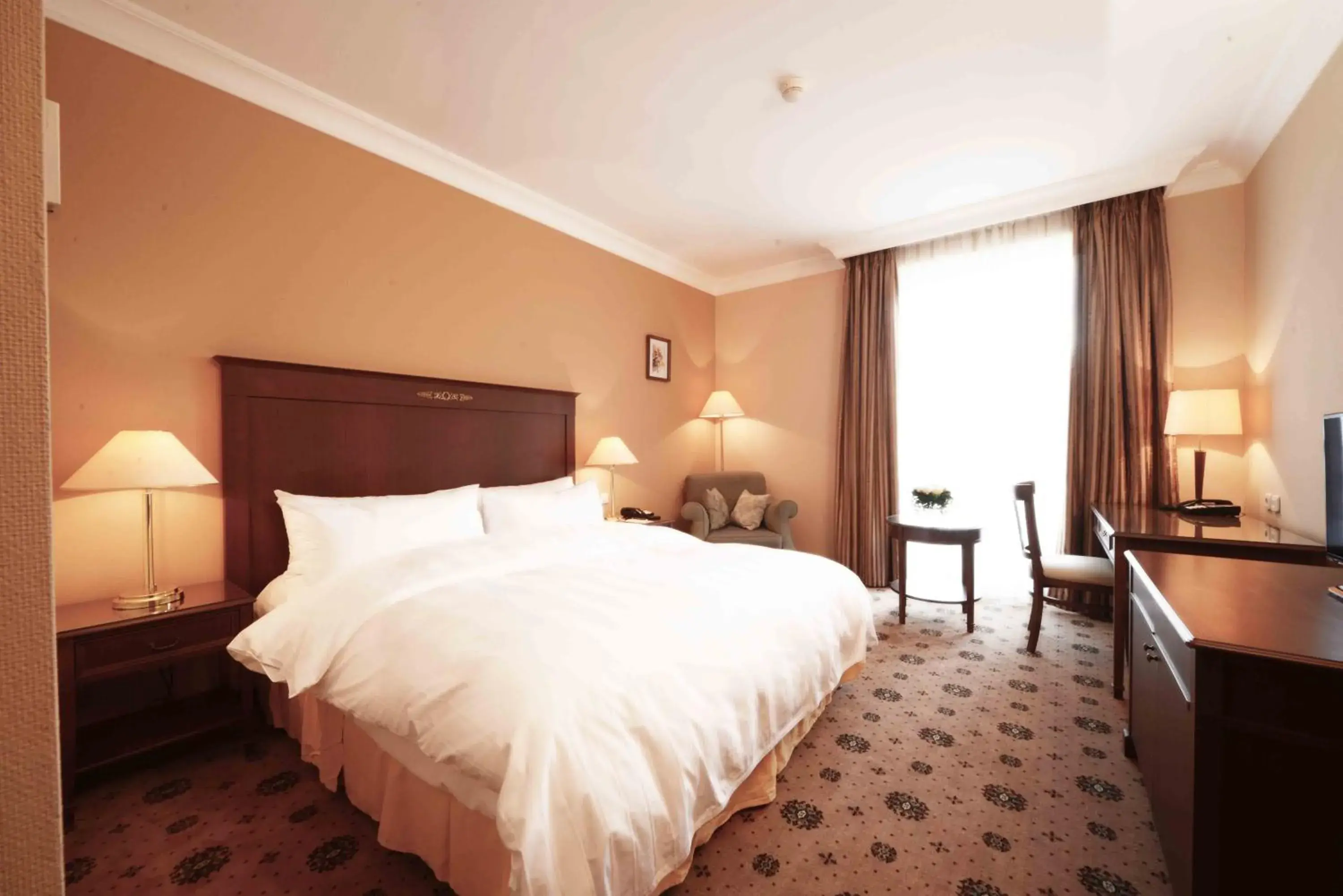 Property building, Bed in LOTTE City Hotels Tashkent Palace Property building, Bed in LOTTE City Hotels Tashkent Palace