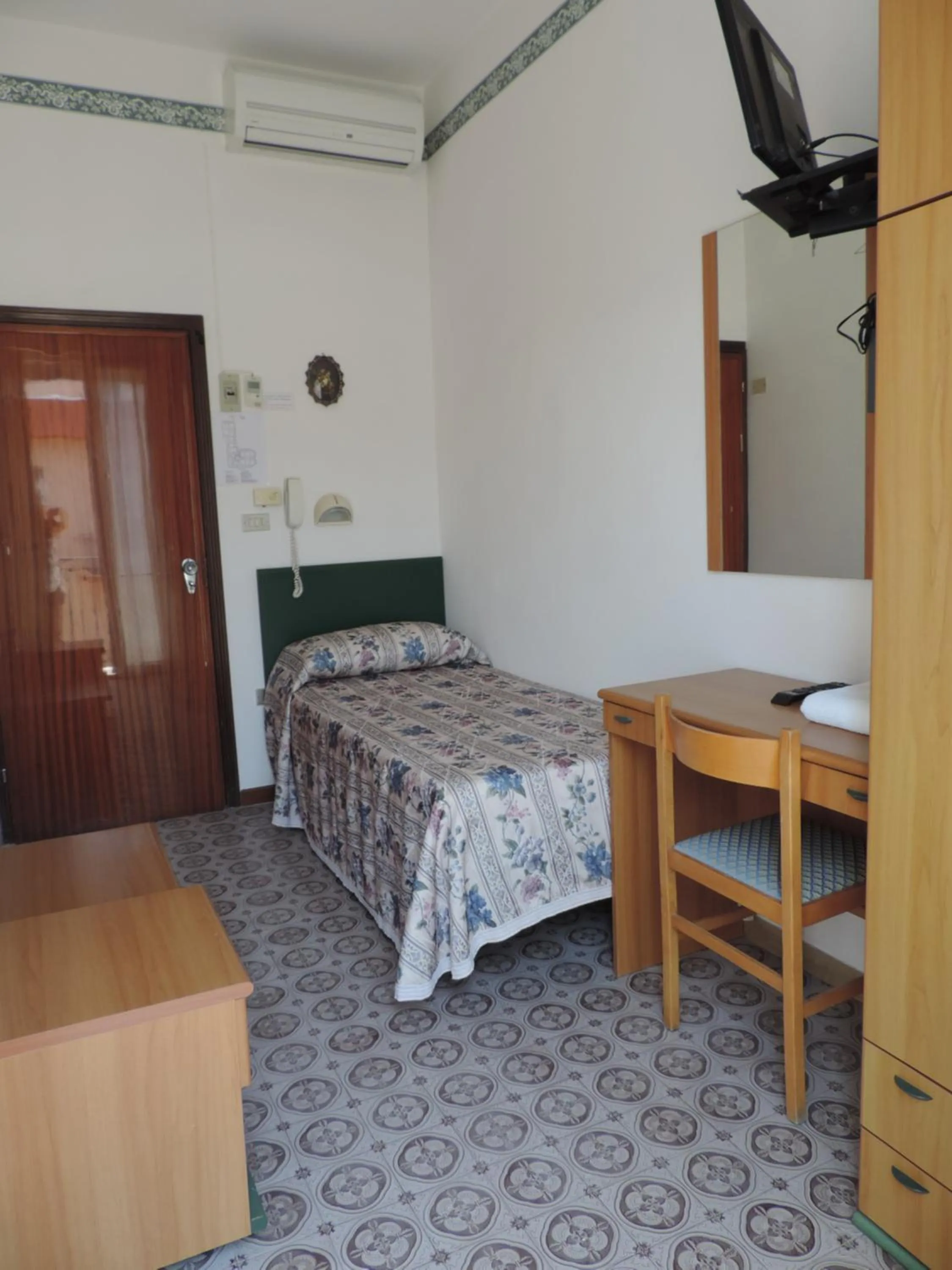 Photo of the whole room in Hotel Liliana