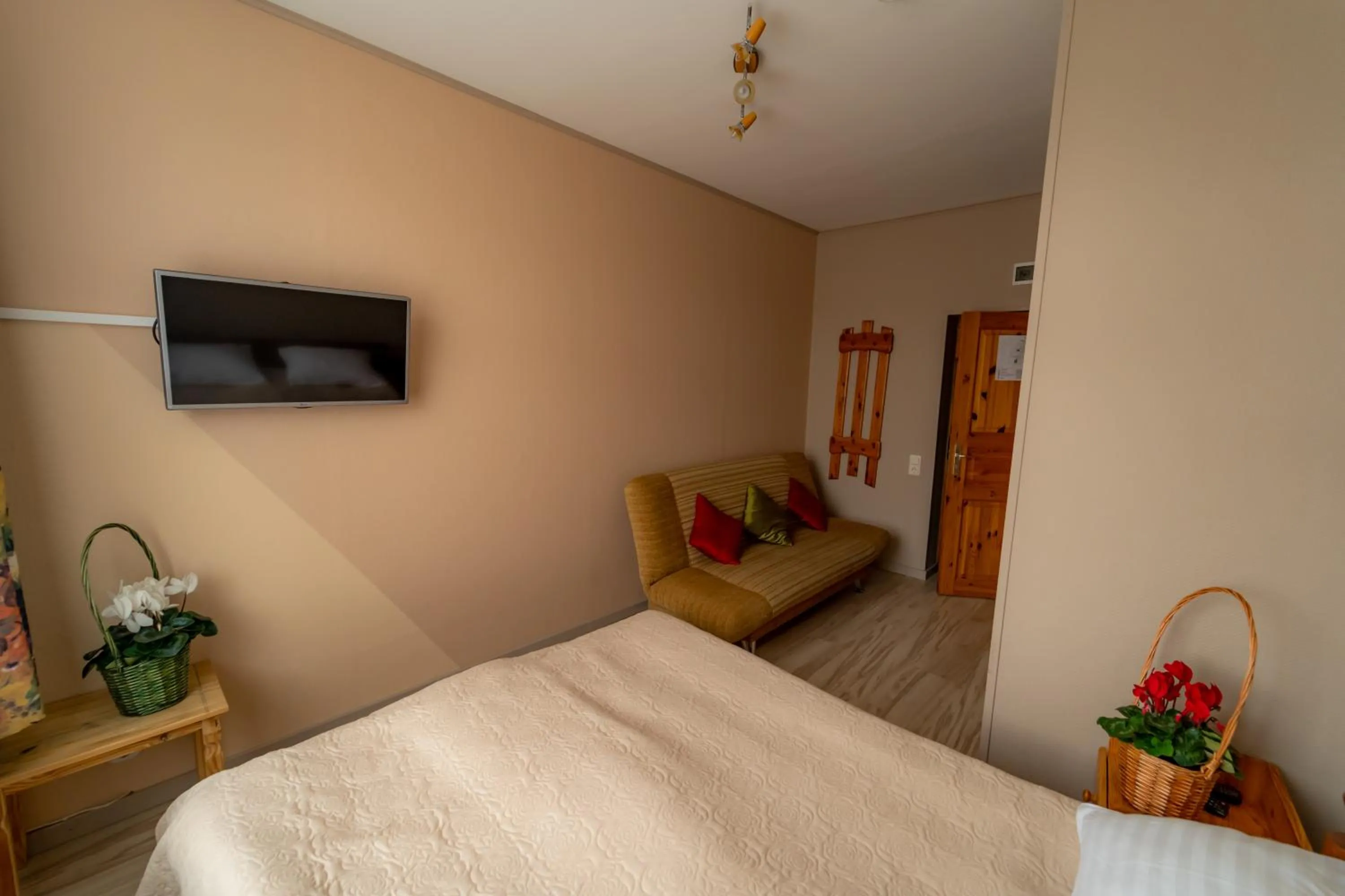 Seating area, Bed in Hotel Mare & Restaurant